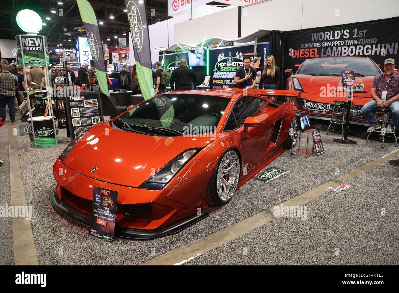 Las Vegas, Usa. 31. Oktober 2023. Ein Blick auf den weltweit ersten dieselbetriebenen Lamborghini-Sportwagen, ausgestellt während der SEMA Show 2023 im Las Vegas Convention Center in Las Vegas, Nevada, Dienstag, 31. Oktober 2023. Foto: James Atoa/UPI Credit: UPI/Alamy Live News Stockfoto
