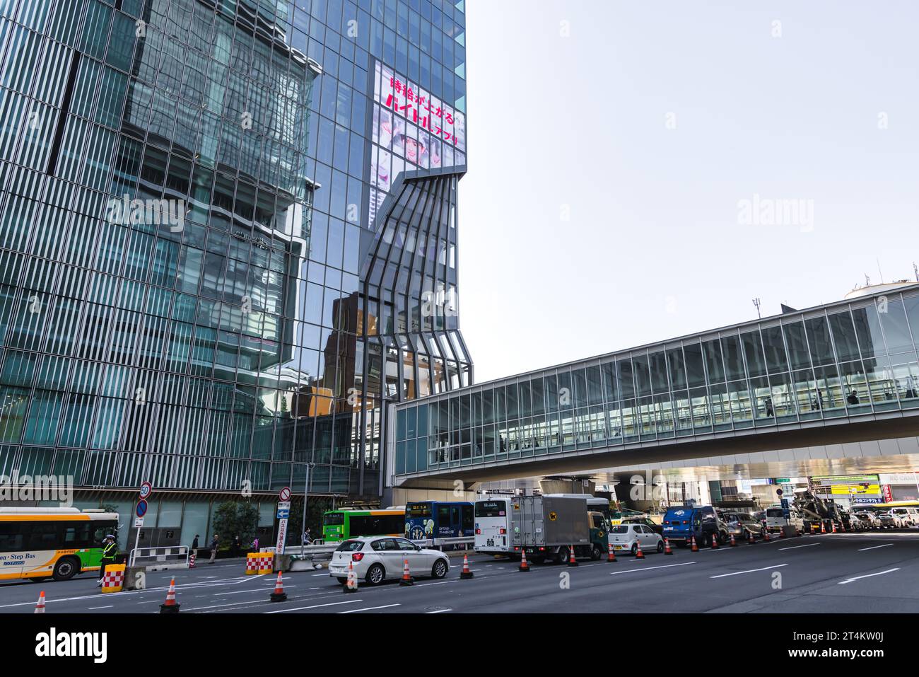 Tokio, Japan - 11. April 2023: Blick auf den Shibuya Scramble Square mit Skywalk in Shibuya. Das Gebäude ist ein gemischter Wolkenkratzer und das höchste Gebäude in Stockfoto