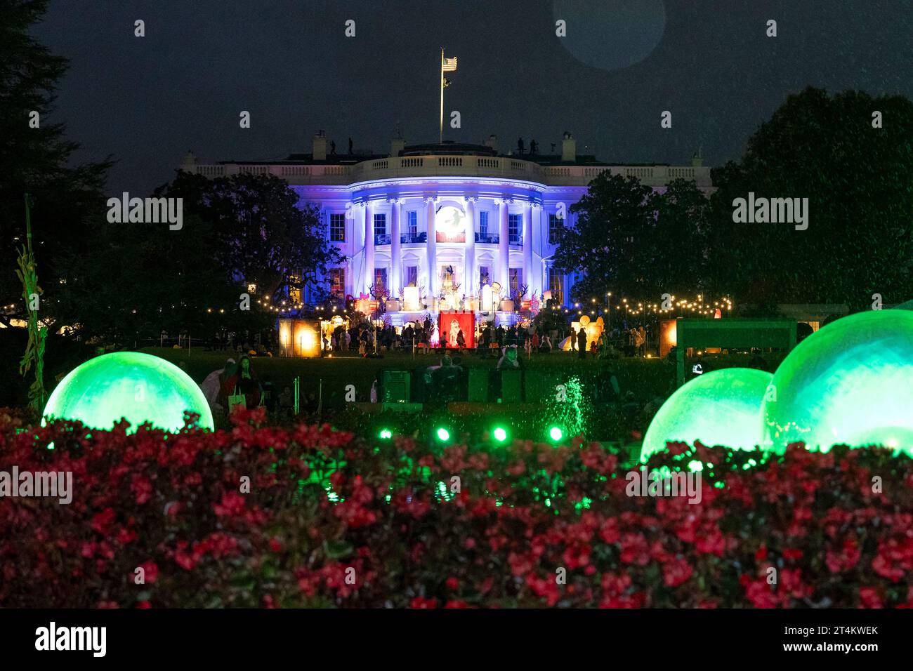 Washington, Usa. 30. Oktober 2023. Die Südfassade des Weißen Hauses ist für die jährliche Halloween-Feier von US-Präsident Joe Biden und First Lady Jill Biden am 30. Oktober 2023 in Washington, DC, dekoriert. Credit: Oliver Contreras/White House Photo/Alamy Live News Stockfoto