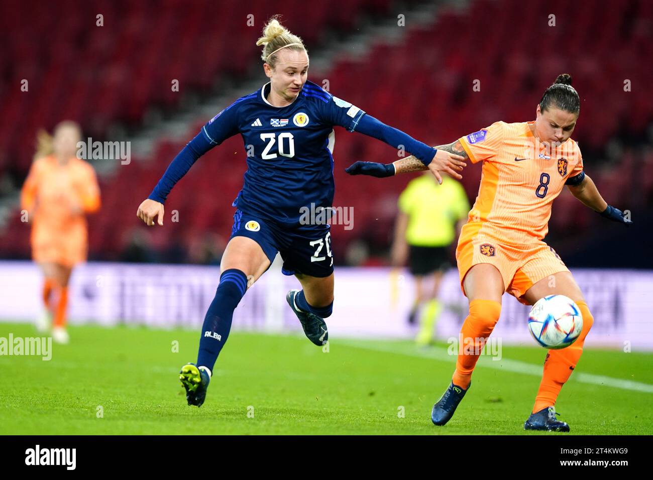 Martha Thomas aus Schottland (links) und Sherida Spitse aus den Niederlanden kämpfen um den Ball während des Gruppenspiels der UEFA Women's Nations League in Hampden Park, Glasgow. Bilddatum: Dienstag, 31. Oktober 2023. Stockfoto