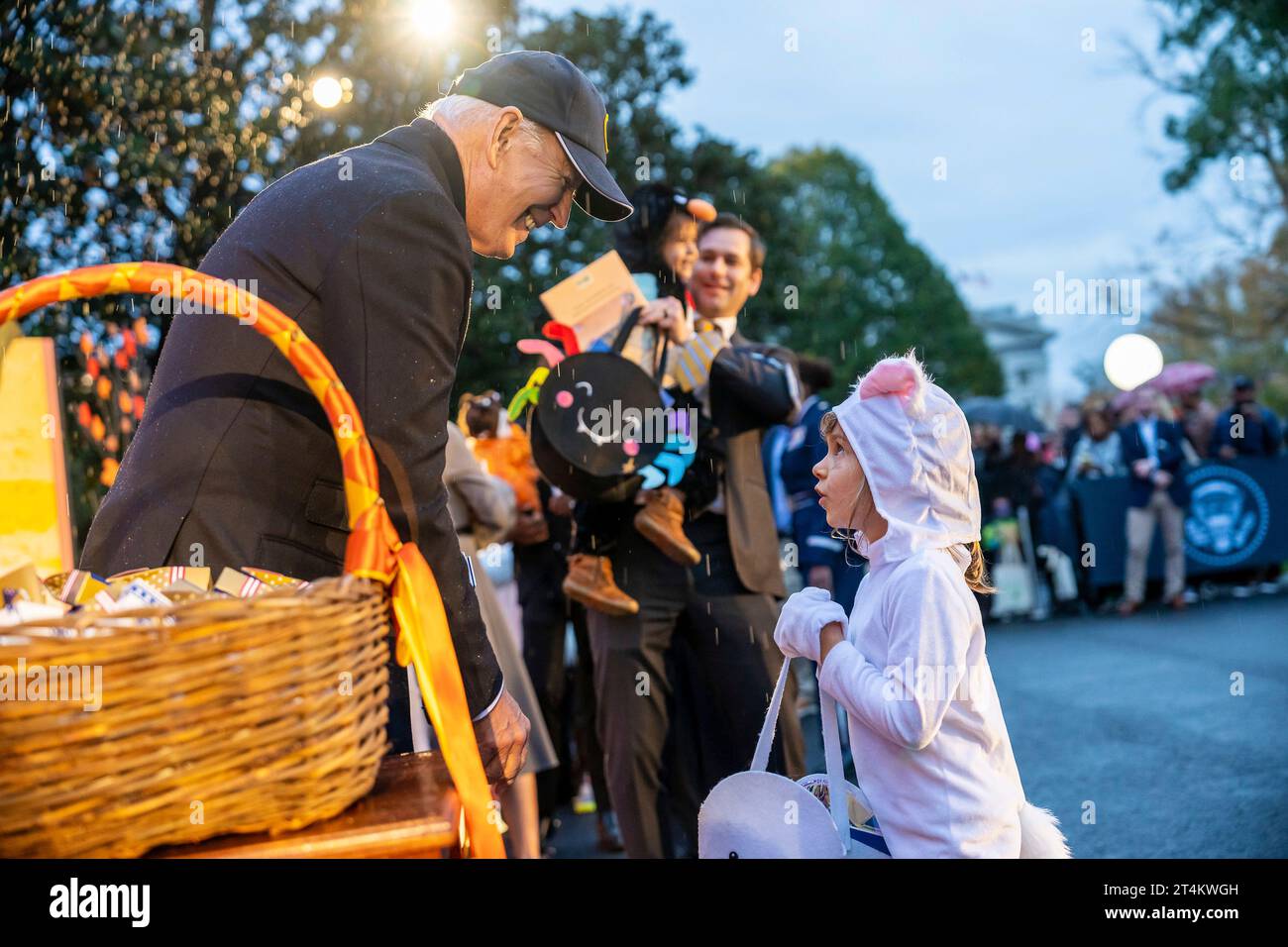 Washington, Usa. 30. Oktober 2023. US-Präsident Joe Biden überreicht einem jungen, kostümierten Trick oder Treater während der Halloween-Feier im Weißen Haus im South Portico, 30. Oktober 2023 in Washington, DC Credit: Adam Schultz/White House Photo/Alamy Live News Stockfoto