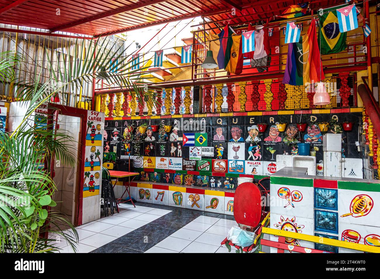 Beco do Batman in Sao Paulo, Brasilien, ist ein beliebtes Touristenziel aufgrund der dichten Graffiti-Konzentration, die die Straßen in Vila säumen Stockfoto