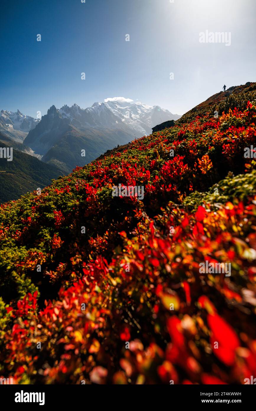 Silhouette eines Wanderers vor den Bergen des Mont Blanc Stockfoto