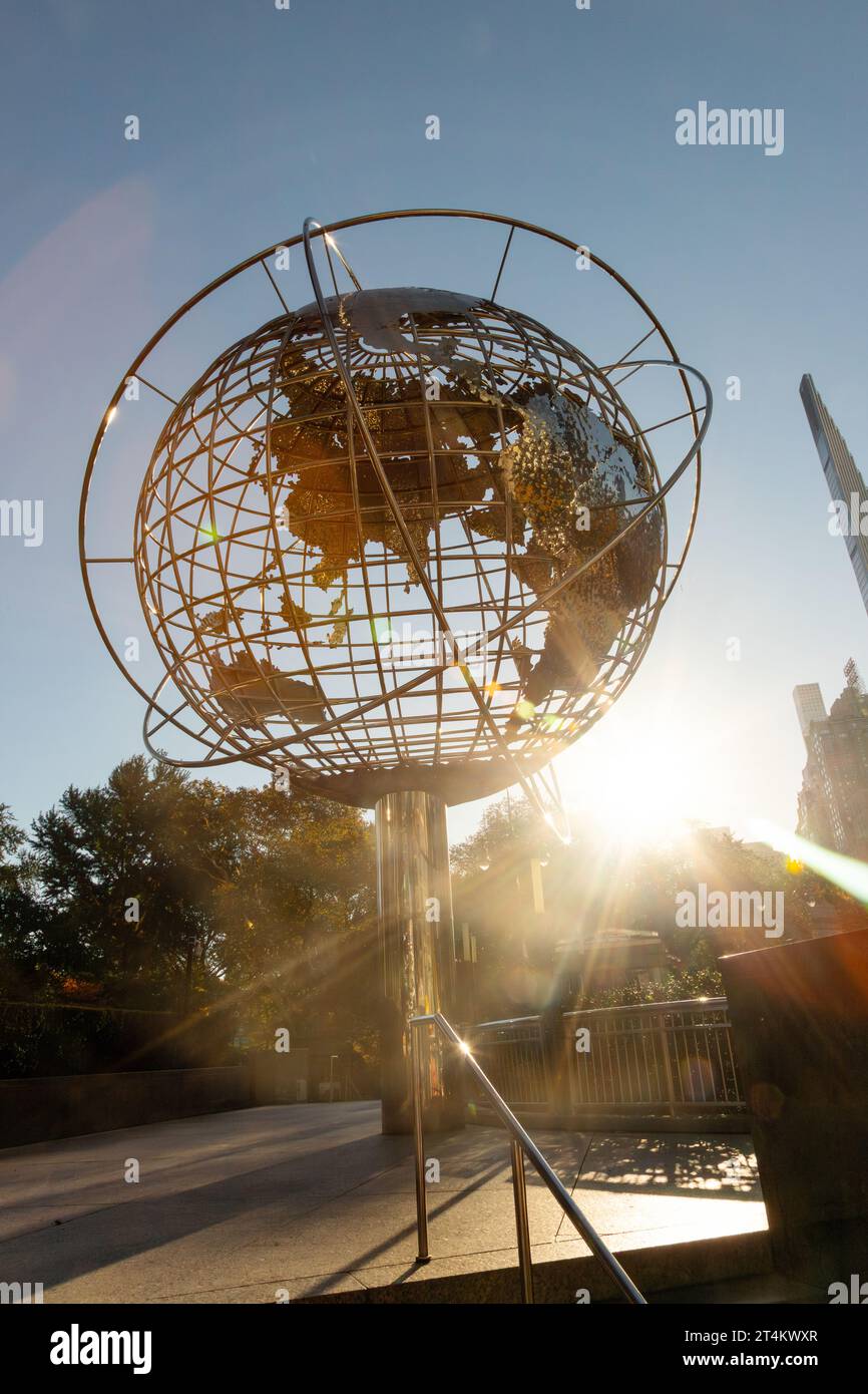 Edelstahl Kugel am Columbus Circle, New York City, Vereinigte Staaten von Amerika. Stockfoto