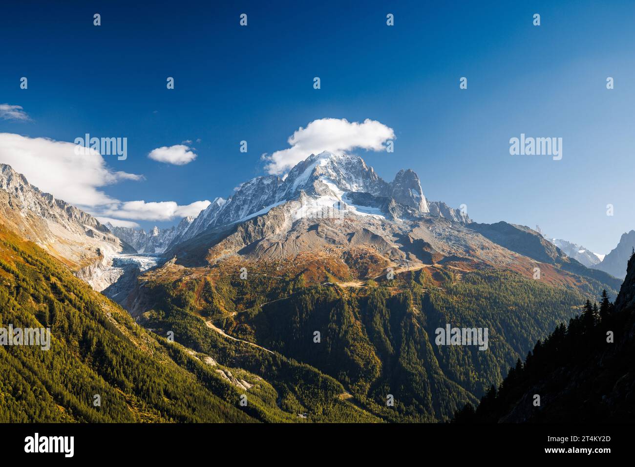 Aiguille Verte und Aiguille du Dru in Chamonix im Herbst Stockfoto