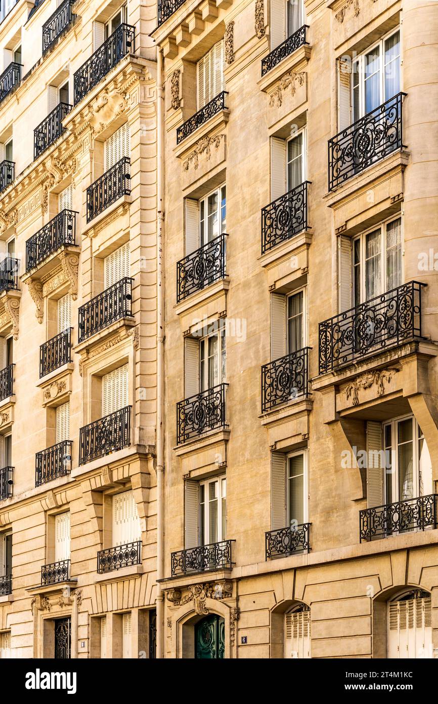 Fassade eines typischen und eleganten Wohngebäudes im Viertel Passy, Paris, Frankreich, mit schmiedeeisernen Geländern und Balkonen Stockfoto