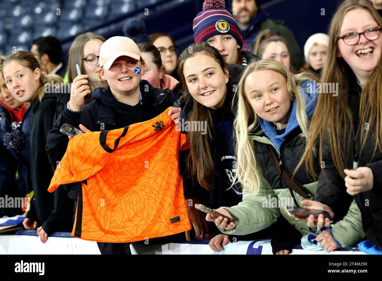 GLASGOW - schottische Fans nach dem UEFA Nations League-Frauenspiel zwischen Schottland und den Niederlanden am 31. Oktober 2023 im Hampden Park in Glasgow. ANP ROBERT PERRY Stockfoto