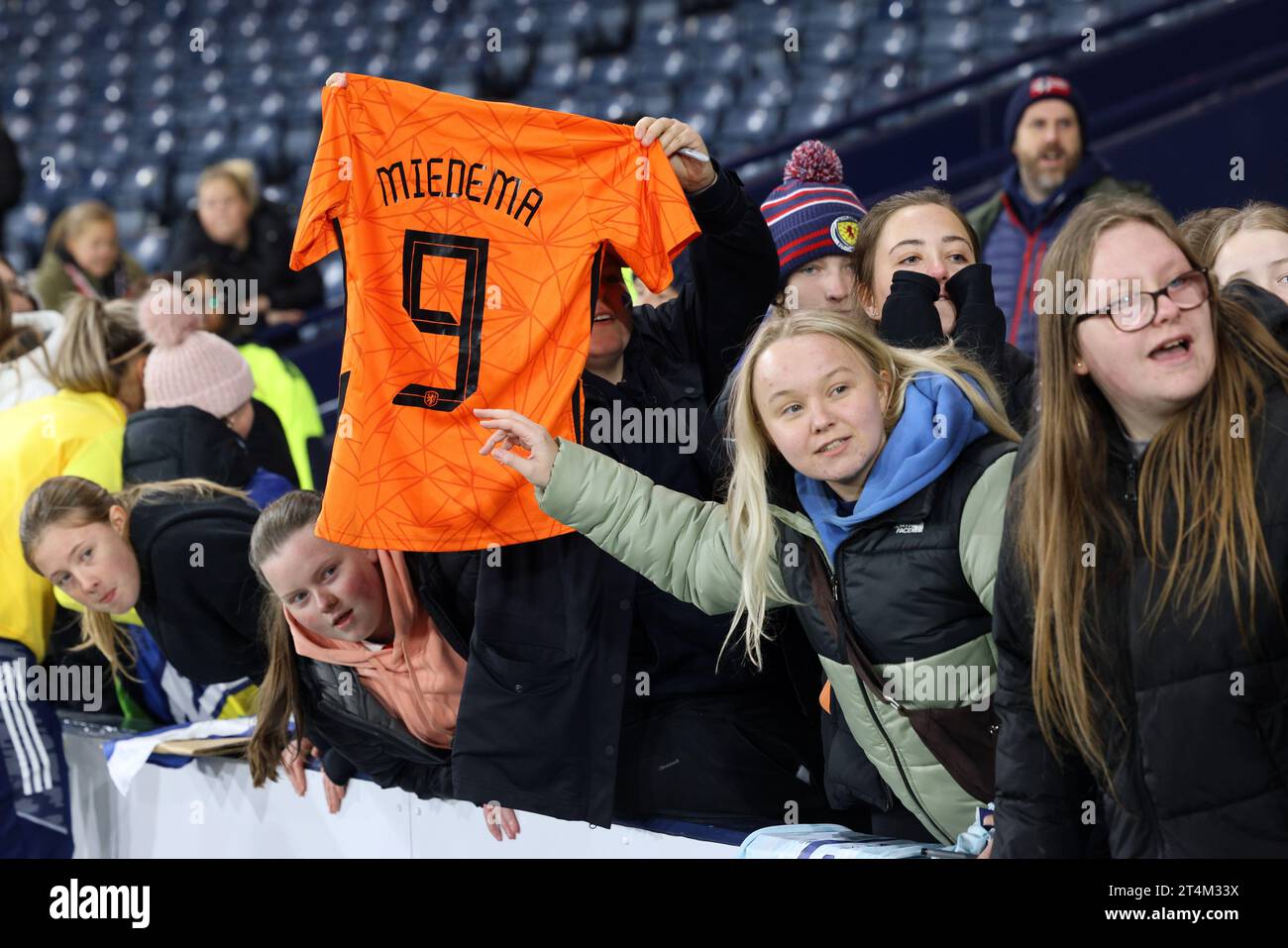 GLASGOW - schottische Fans tragen ein Trikot von Vivianne Miedema während des UEFA Nations League-Frauenspiels zwischen Schottland und den Niederlanden am 31. Oktober 2023 im Hampden Park in Glasgow. ANP ROBERT PERRY Stockfoto