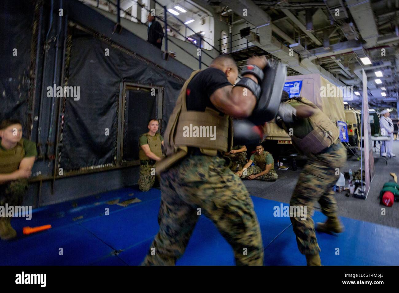 Seeleute der US Navy üben Boxen als Teil der Selbstverteidigung im Hangar-Deck auf dem Landungsschiff USS Kearsarge während eines Flottenbesuchs in New York City. Stockfoto