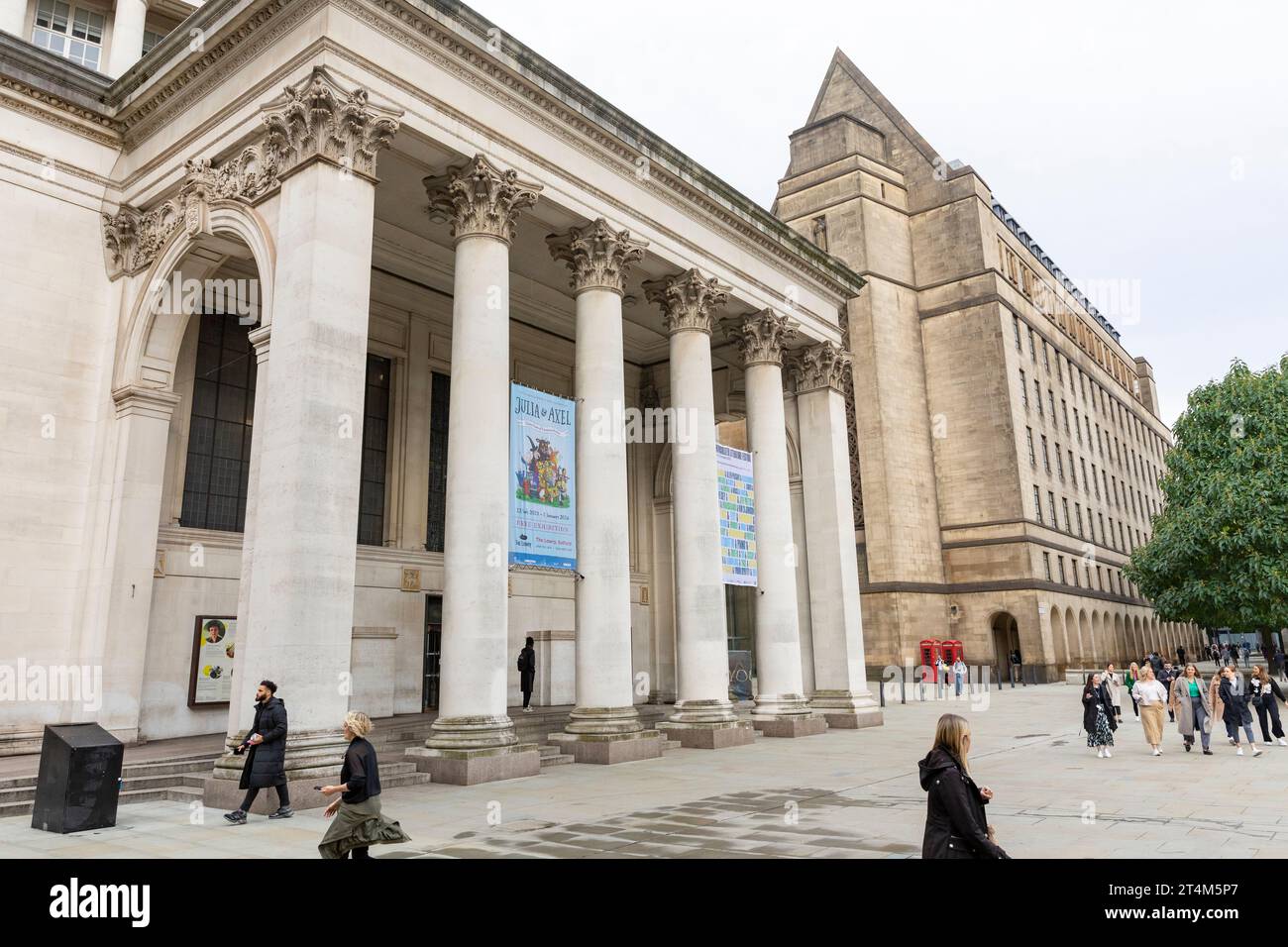 Zentrale Bibliothek von Manchester im Stadtzentrum von Manchester, Außenansicht dieses Steinsäulengebäudes, England, Großbritannien, 2023, mit gemeindegebäude nebenan Stockfoto