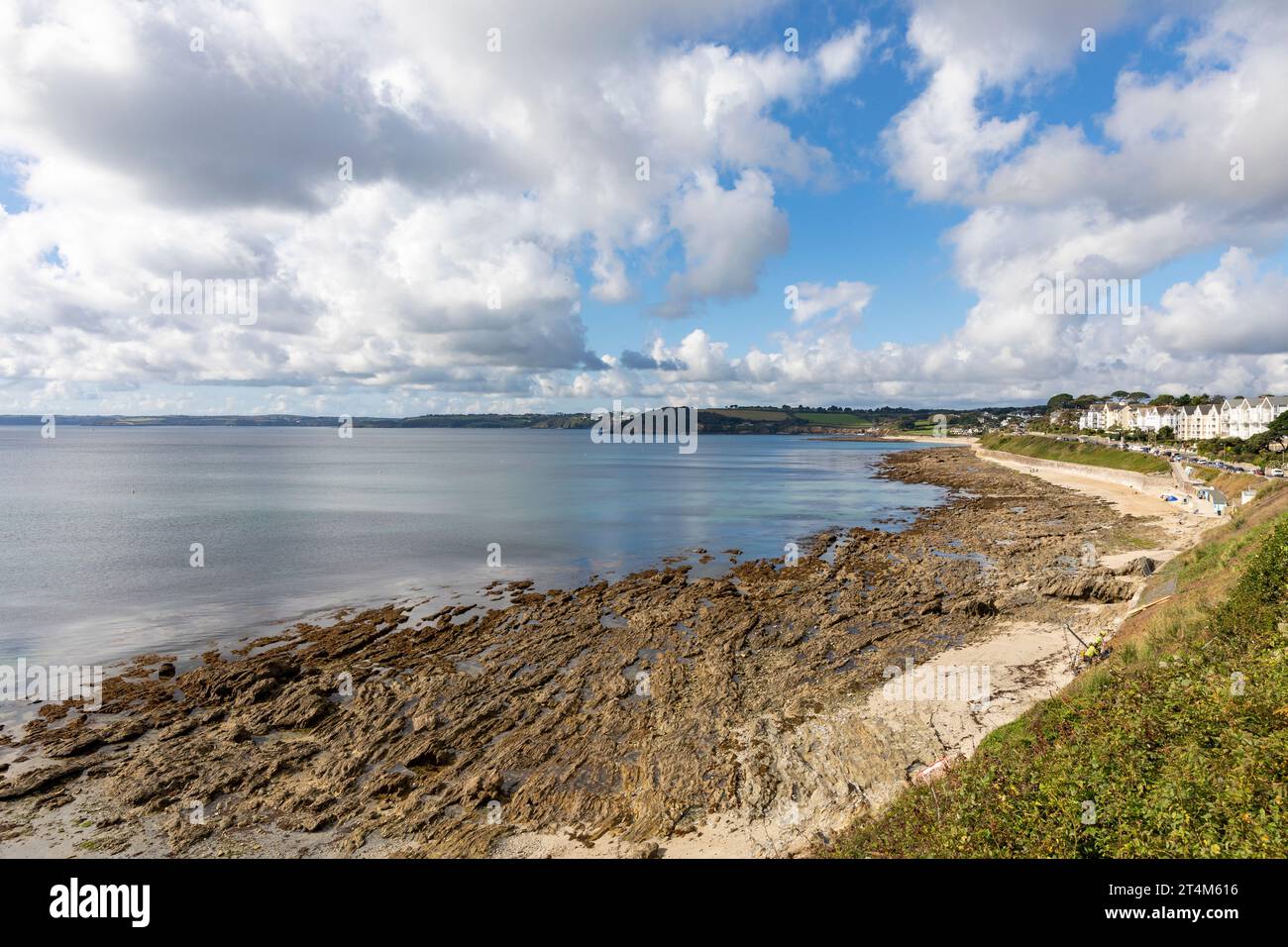 Falmouth Bay Conwall Blick auf Castle Beach und Gyllngvase Beach, Ozean und blauer Himmel, Herbst 2023, England, Großbritannien Stockfoto
