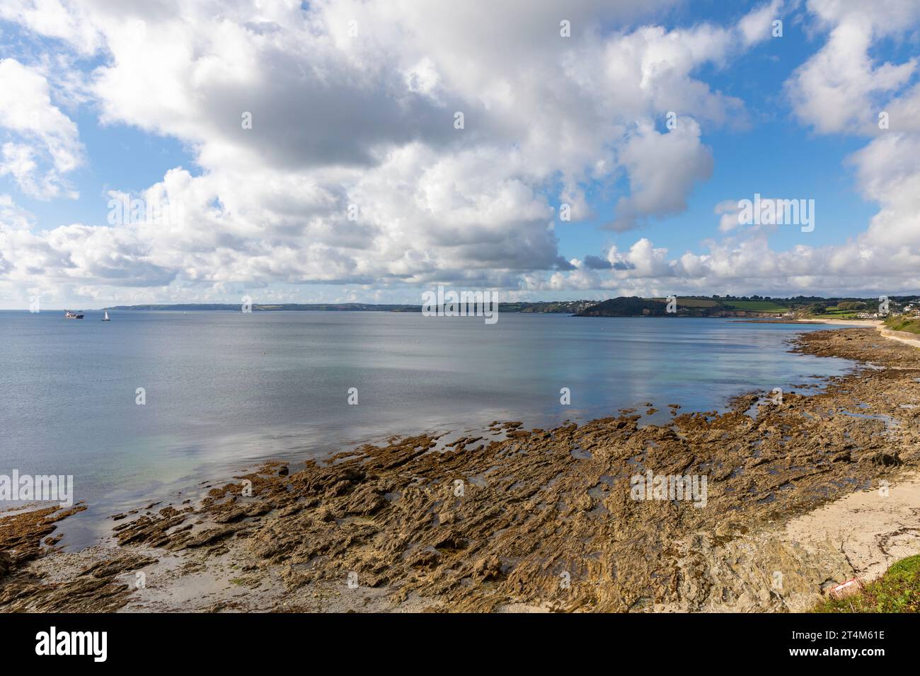 Falmouth Bay Conwall Blick auf Castle Beach und Gyllngvase Beach, Ozean und blauer Himmel, Herbst 2023, England, Großbritannien Stockfoto