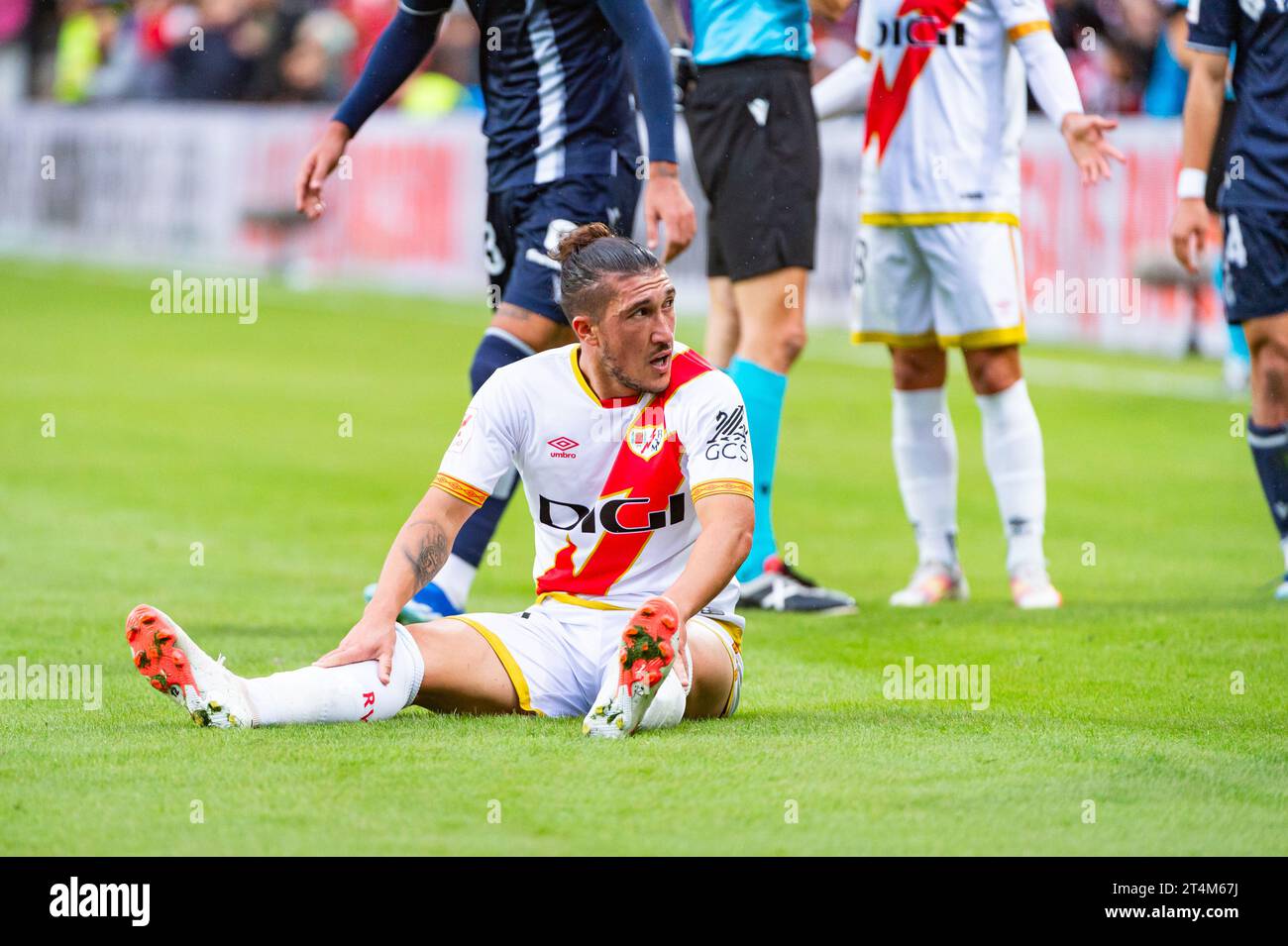 Madrid, Spanien. Oktober 2023. Alfonso Espino (Rayo Vallecano) spielte während des Fußballspiels der spanischen Meisterschaft La Liga EA Sports zwischen Rayo Vallecano und Real Sociedad im Stadion Vallecas. Rayo Vallecano 2 : 2 Real Sociedad. (Foto: Alberto Gardin/SOPA Images/SIPA USA) Credit: SIPA USA/Alamy Live News Stockfoto