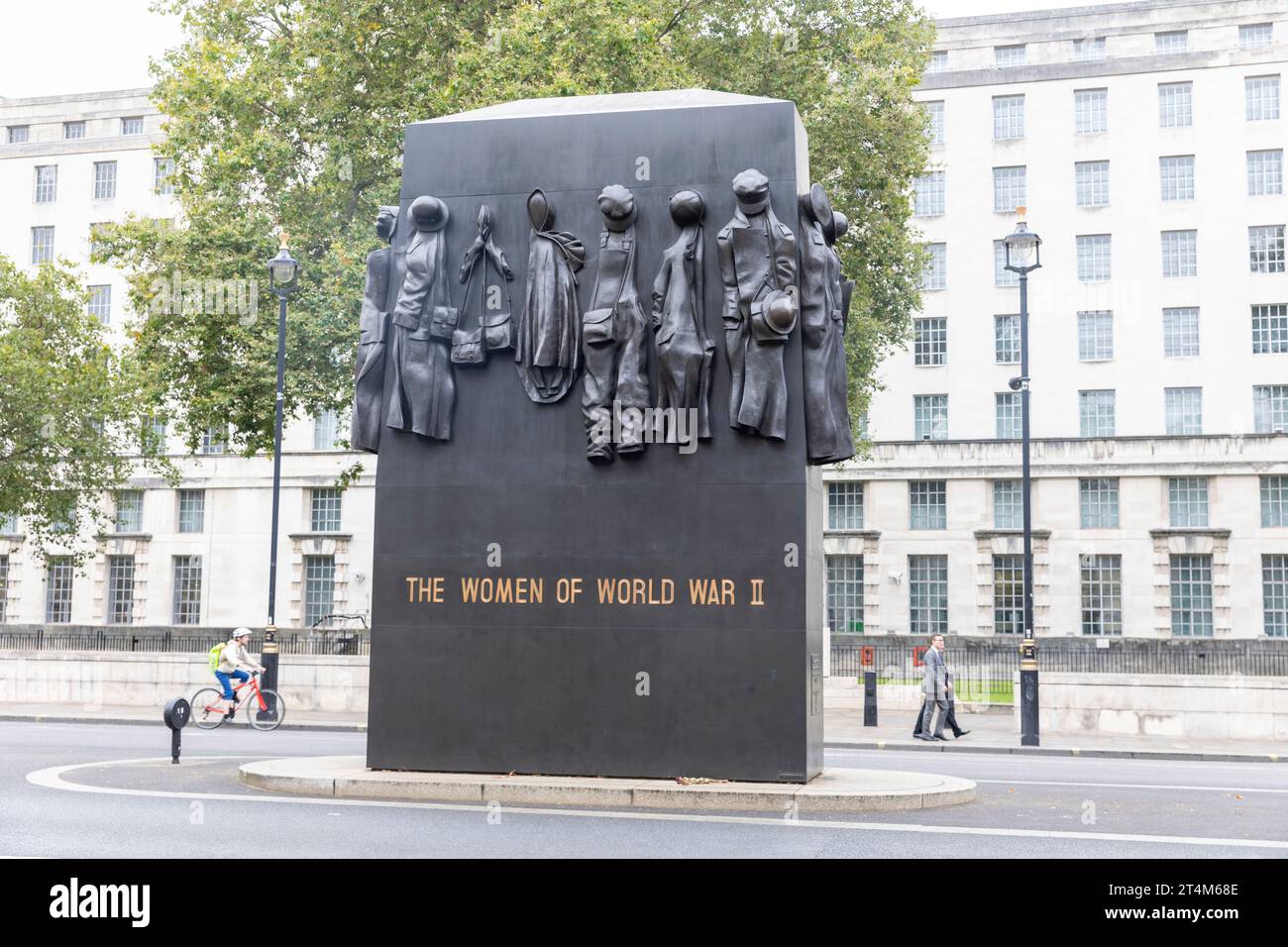 Die Skulptur Women in World war 2 repräsentiert die Beiträge von über sieben Millionen Frauen aus Kriegszeiten, darunter 650.000, die in London zum Militärdienst beitraten Stockfoto