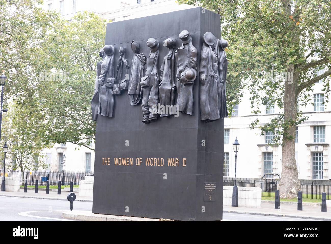 Die Skulptur Women in World war 2 repräsentiert die Beiträge von über sieben Millionen Frauen aus Kriegszeiten, darunter 650.000, die in London zum Militärdienst beitraten Stockfoto