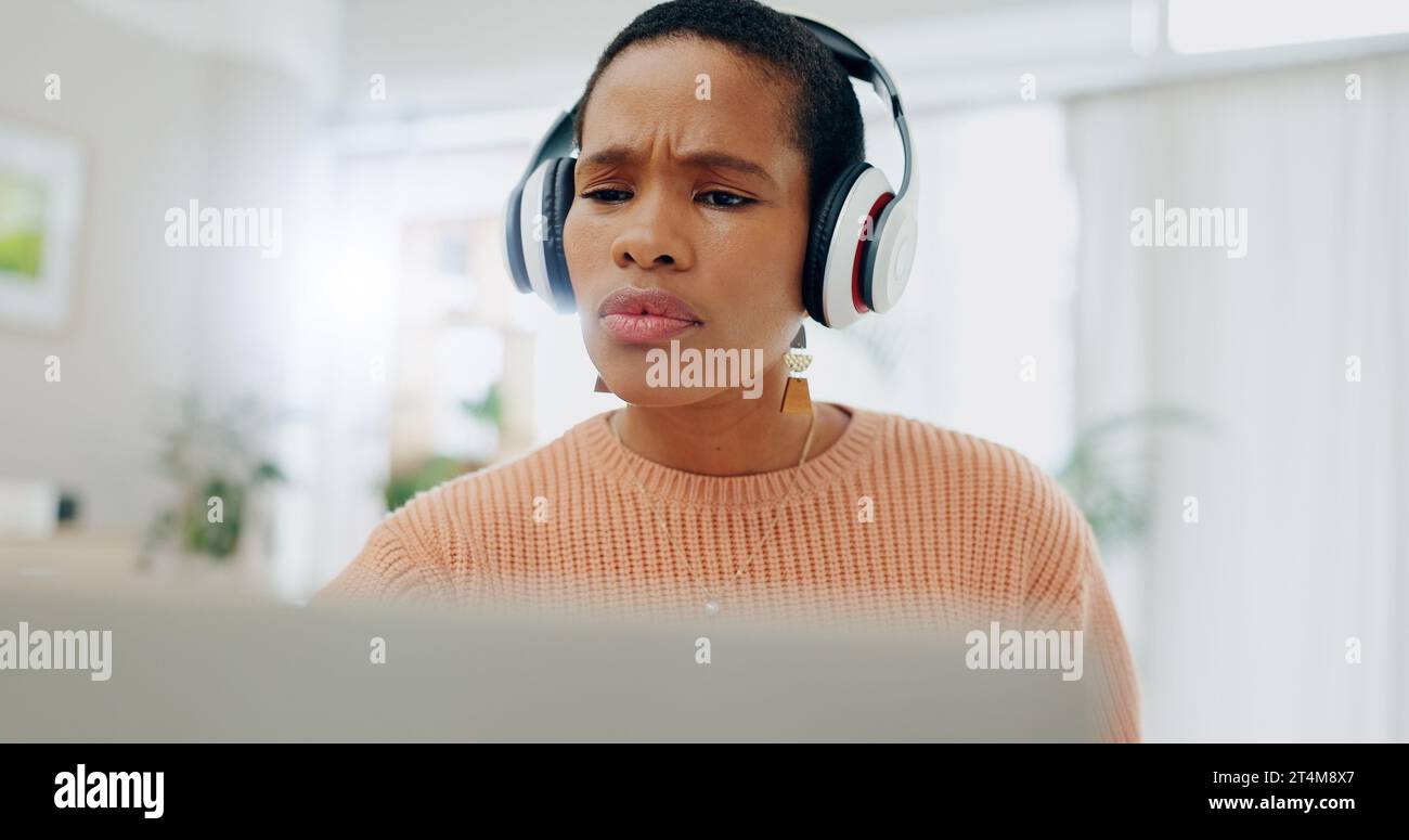 Frau, Kopfhörer und frustriert mit Laptop für Fernarbeit von zu Hause aus wegen verwirrtem Denken, Fehler und Fehler. Afrikanisches Freelancer Mädchen, Computer und Stockfoto