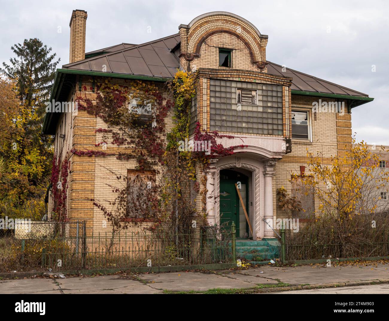 Ein altes, verfallenes und verlassenes Gebäude an der Sixth Street in Braddock, Pennsylvania, USA Stockfoto