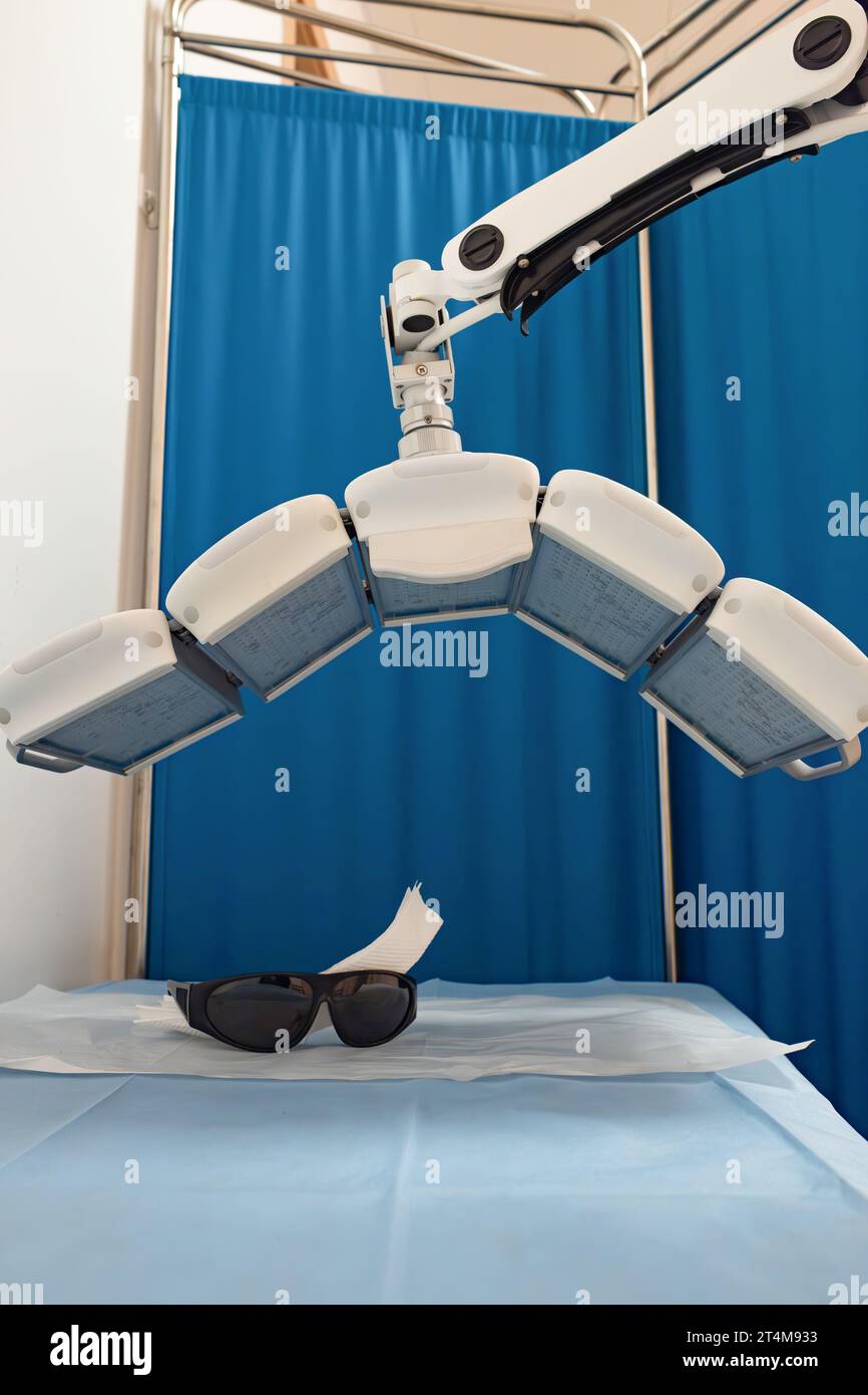 Rotes und blaues Lasertherapiegerät in einem Krankenhaus in vertikaler Zusammensetzung Stockfoto