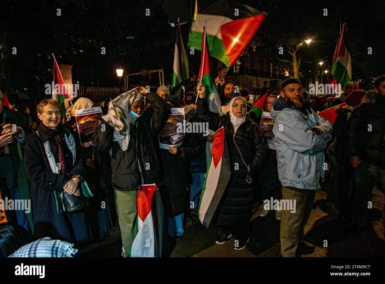 London, Großbritannien - 31. Oktober 2023: Mahnwache pro Palästina vor der Downing Street. Stockfoto