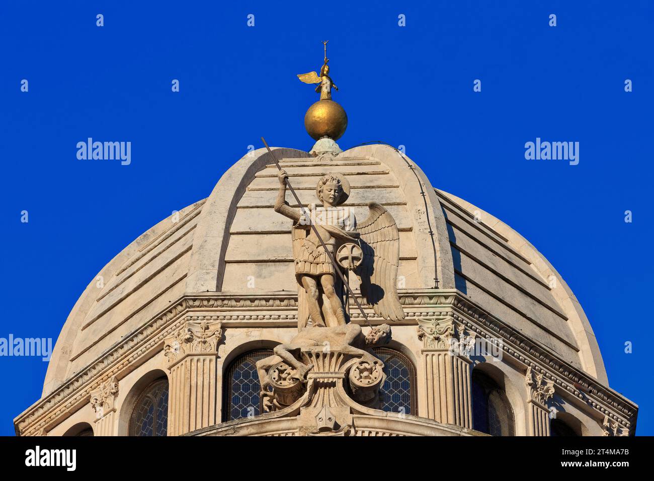 Nahaufnahme einer Statue des Heiligen Michael des Erzengels an der Jakobsdom (1431-1535) in Sibenik, Kroatien Stockfoto