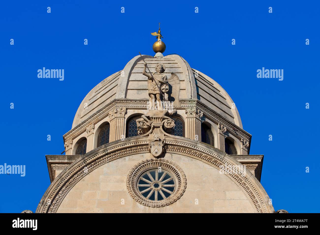 Nahaufnahme einer Statue des Heiligen Michael des Erzengels an der Jakobsdom (1431-1535) in Sibenik, Kroatien Stockfoto