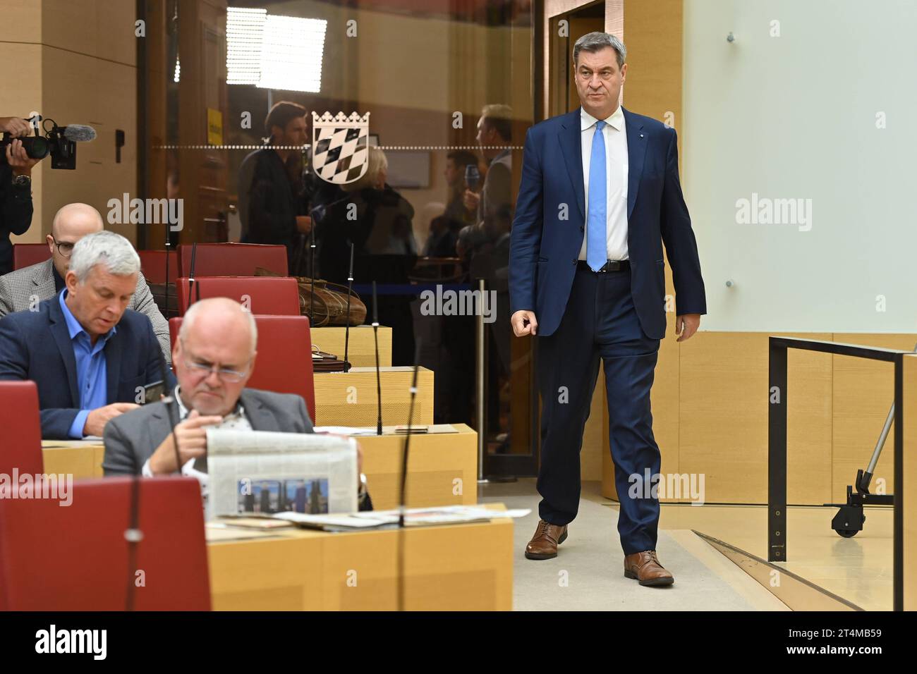 Markus SOEDER Ministerpraesident Bayern und CSU Vorsitzender betritt den Plenarsaal und blickt argwoehnisch auf Mitglieder der AfdD Fraktion. Wahl und Vereidigung des Bayerischen Ministerpraesidenten am 31.10.2023 im Bayerischen Landtag, Maximilianeum in München *** Markus SOEDER Ministerpräsident von Bayern und CSU-Vorsitzender betreten den Plenarsaal und schaut verdächtig auf Mitglieder der AfdD-Fraktionswahl und Vereidigung des Bayerischen Ministerpräsidenten am 31 10 2023 im Bayerischen Landtag, Maximilianeum in München Credit: Imago/Alamy Live News Stockfoto