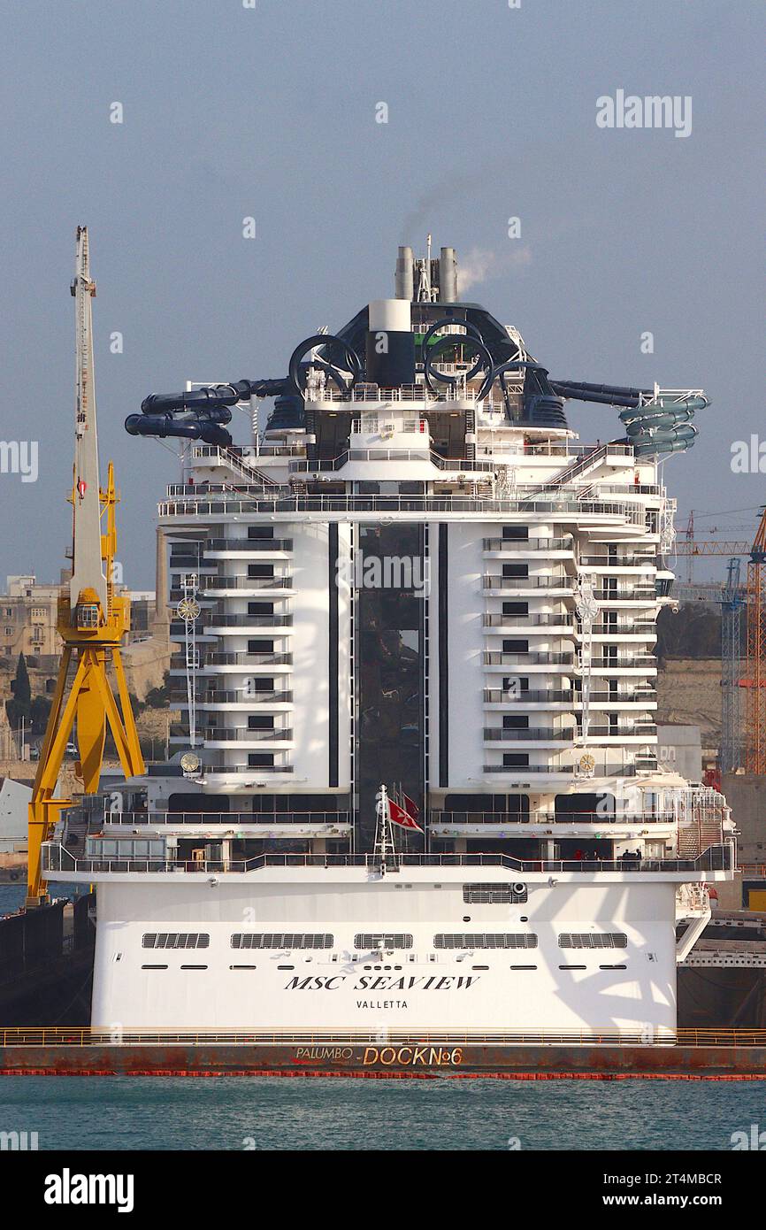 MSC Seaview, 153.000 Tonnen großes Kreuzfahrtschiff, das im Palumbo Dry Dock Nr. 6 im Grand Harbour, Valletta, Malta, April 2023 Aufmerksamkeit erhält. Stockfoto