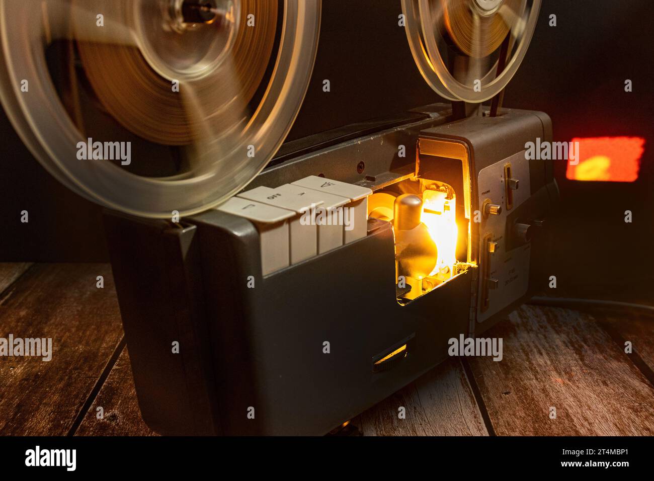 Glühlampe eines 8-mm-Filmprojektors in Betrieb Stockfoto