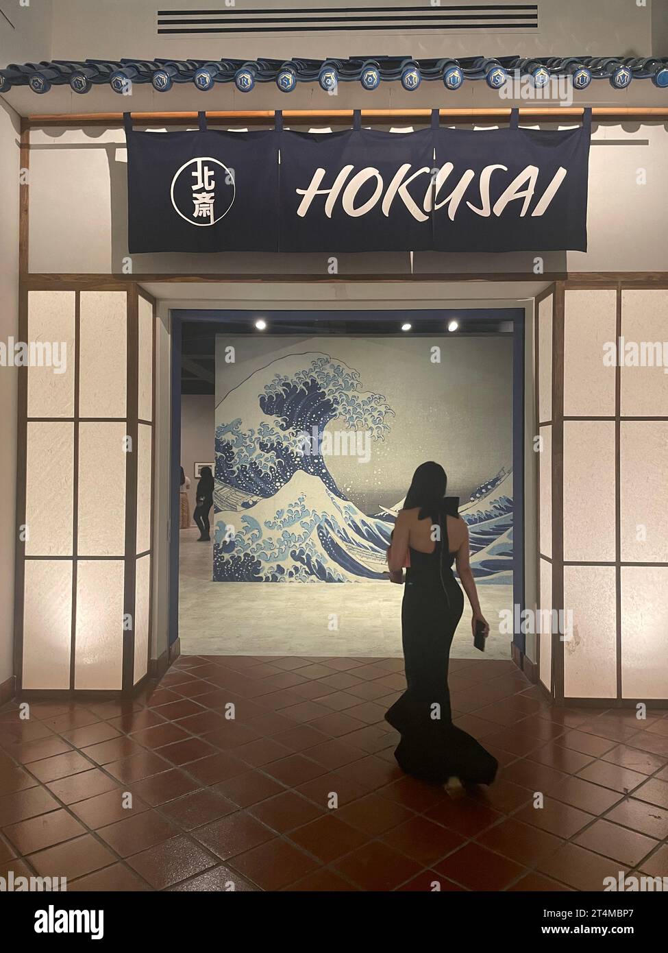 Frau im Abendkleid, die die Hokusai-Ausstellung während einer Gala im Bowers Museum in Santa Ana, Kalifornien, besucht Stockfoto