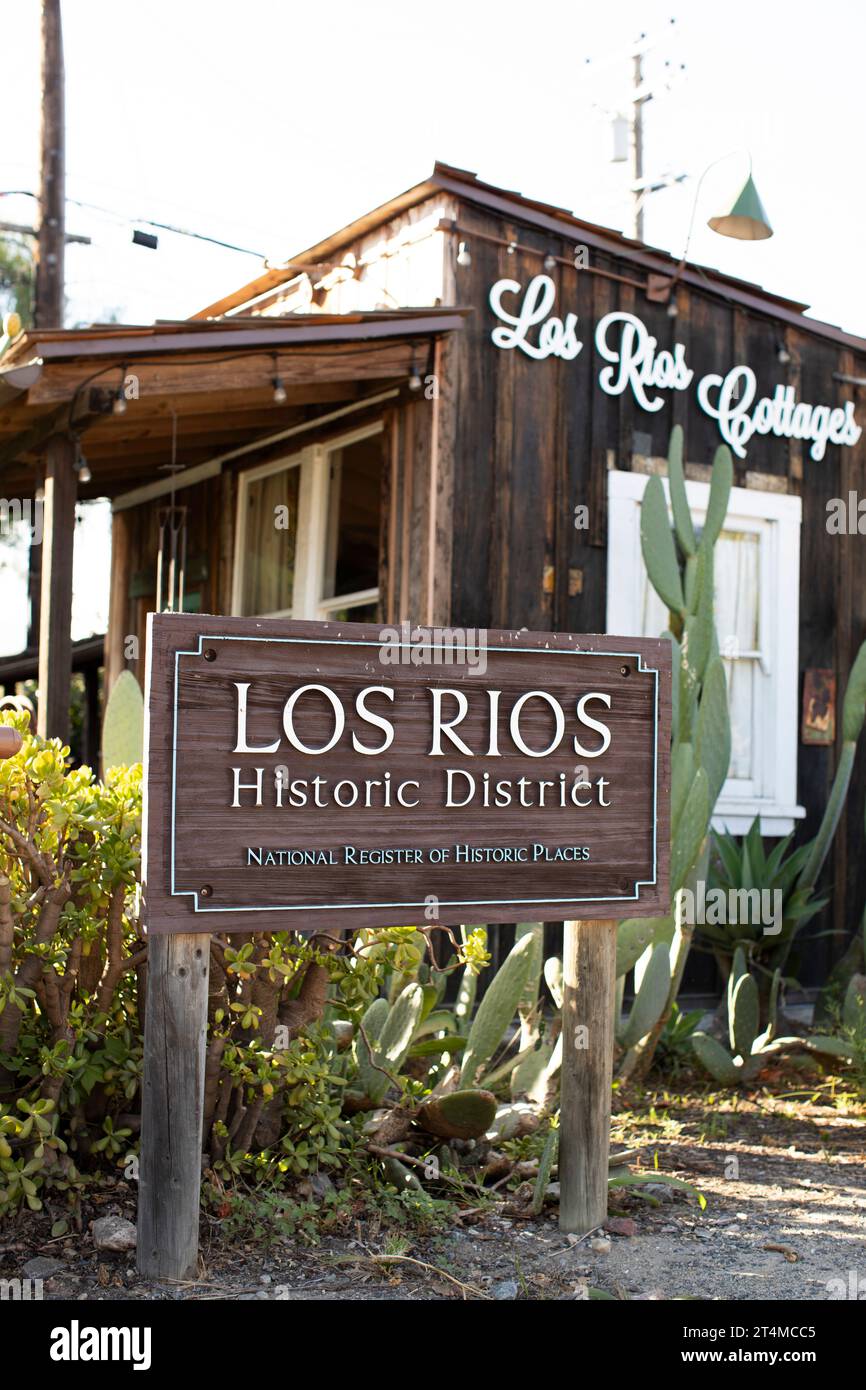 San Juan Capistrano, Kalifornien, USA - 28. Oktober 2023: Ein Schild im historischen Viertel von Los Rios leuchtet am Nachmittag. Stockfoto