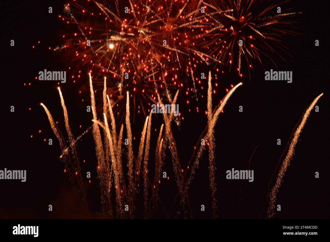 „Theaterfeuerwerk“ „Spektakuläre Explosive Show“ „Nighttime Firework Bonanza“ „Firework Finale Fantasia“ „Blazing Nighttime Revelry“ „Aerial“ Stockfoto
