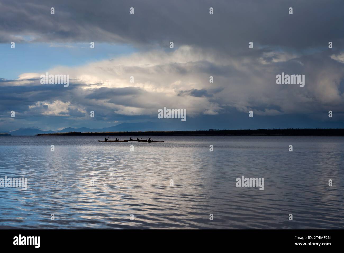 Kajakfahrer auf dem Lake Yellowstone in der Nähe von Grant Village, während sich im Yellowstone-Nationalpark die kumulativen Wolken der Gewitter sammeln. Stockfoto