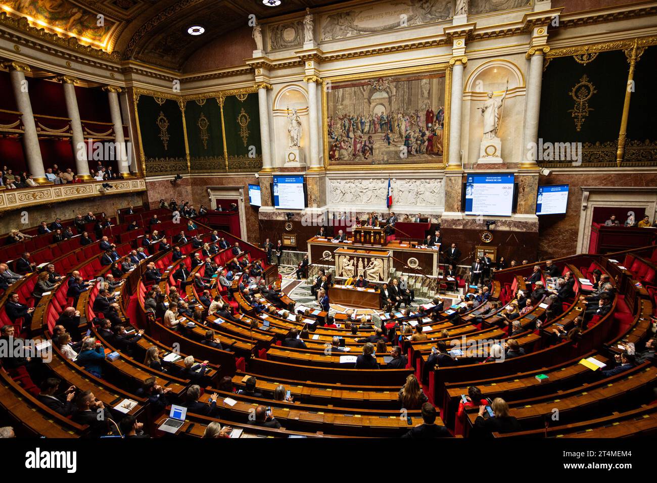 Paris, Frankreich. 31. Oktober 2023. Allgemeine Ansicht in der Nationalversammlung während der Sitzung der Fragen an die Regierung. Eine wöchentliche Sitzung mit Fragen an die französische Regierung in der Nationalversammlung im Palais Bourbon in Paris. (Foto: Telmo Pinto/SOPA Images/SIPA USA) Credit: SIPA USA/Alamy Live News Stockfoto