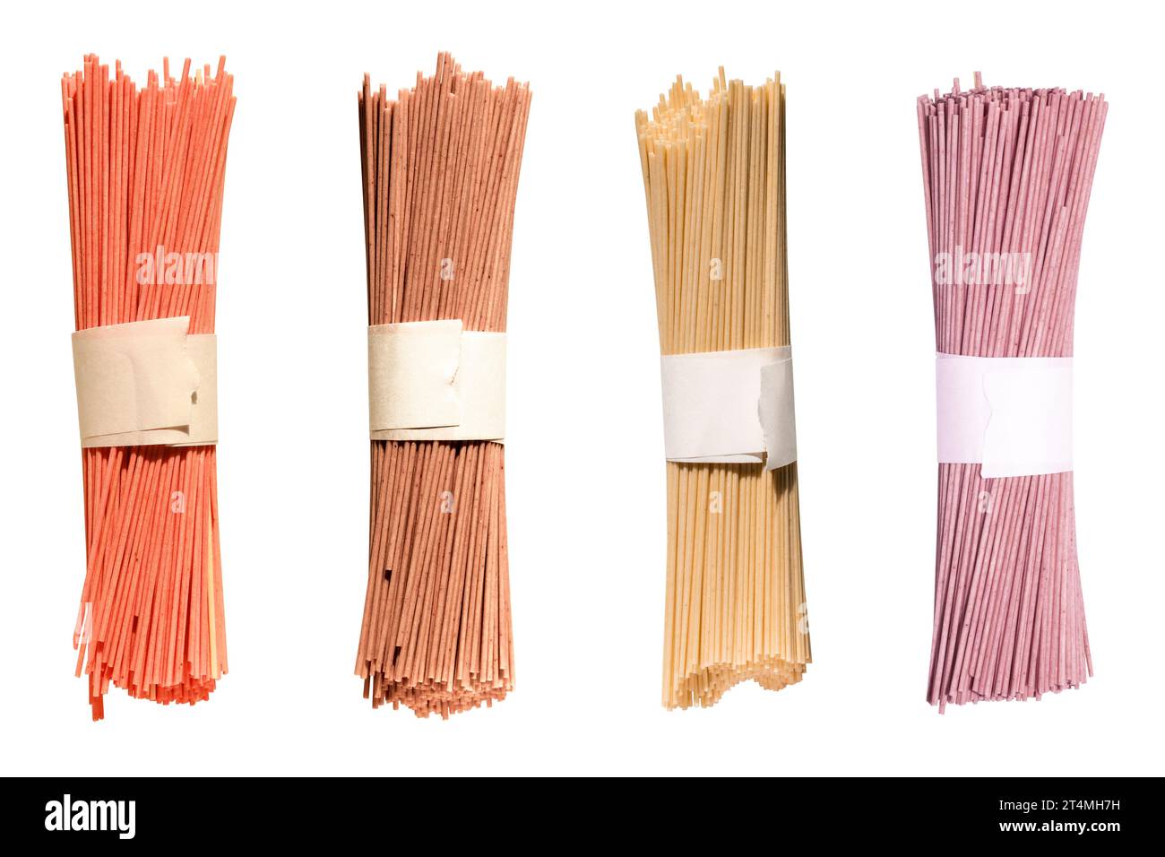 Ein Haufen roher Nudeln isoliert auf einem transparenten Hintergrund, Nudelstiel mit verschiedenen Geschmacksrichtungen Stockfoto