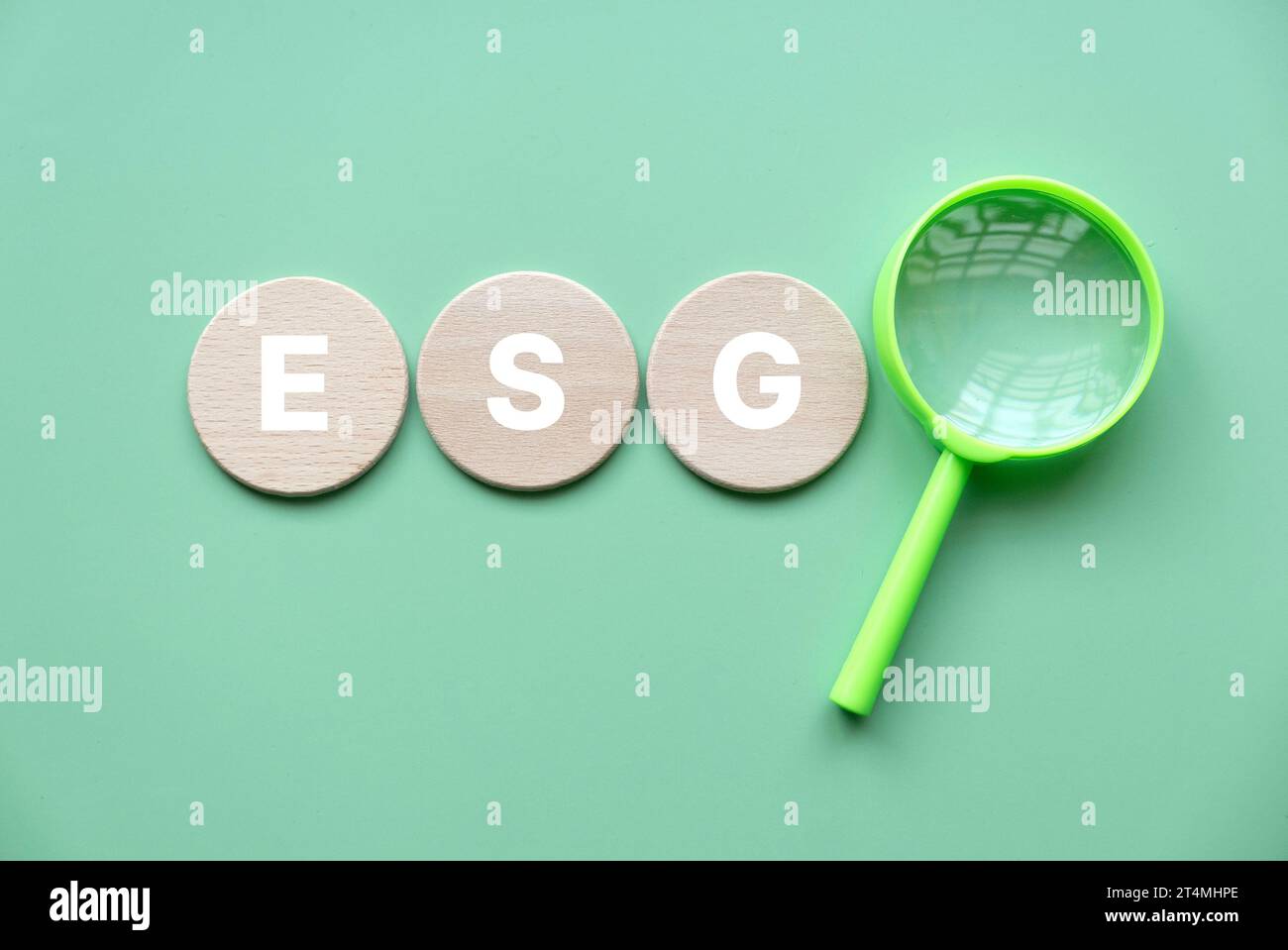 ESG-Konzept von Umwelt, Soziales und Governance. Holzalphabet mit den Buchstaben E, S und G auf grünem Hintergrund Stockfoto