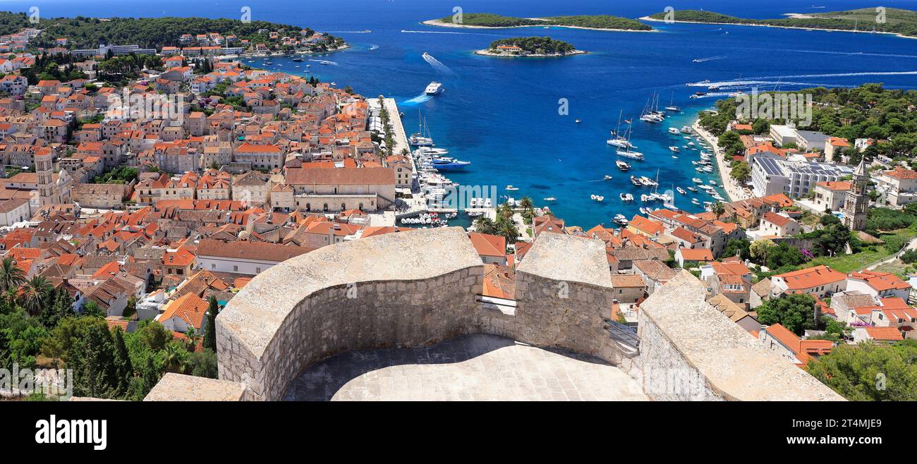 Panoramablick auf den Hafen von Hvar mit Adria und Booten, Kroatien Stockfoto