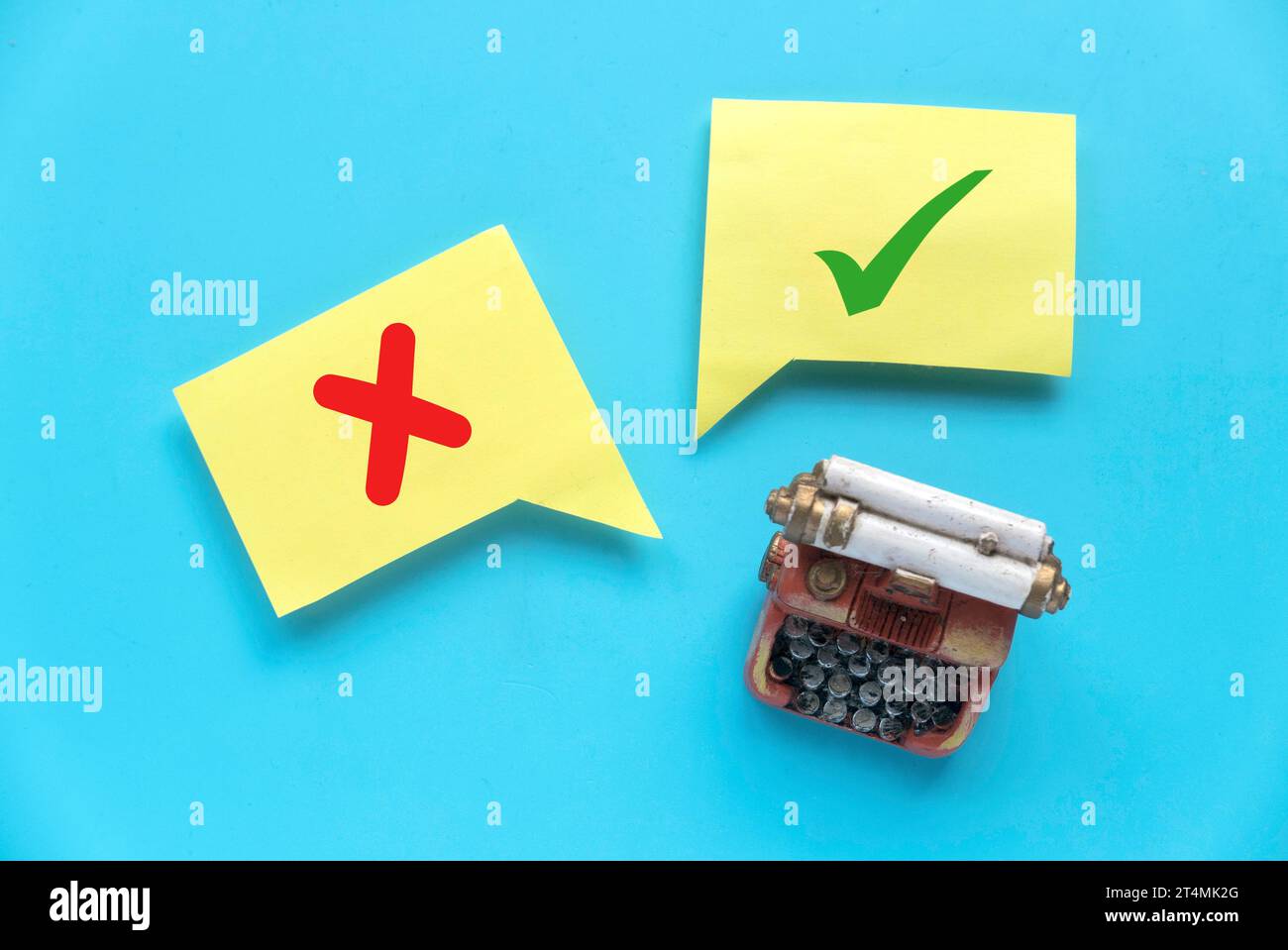 Konzept der Bewertung. Wahr- oder falsch-Symbol. Akzeptiert oder abgelehnt. Ja- oder Nein-Symbol über einem gelben Bubble-Chat auf blauem Hintergrund mit Kopierraum. Stockfoto