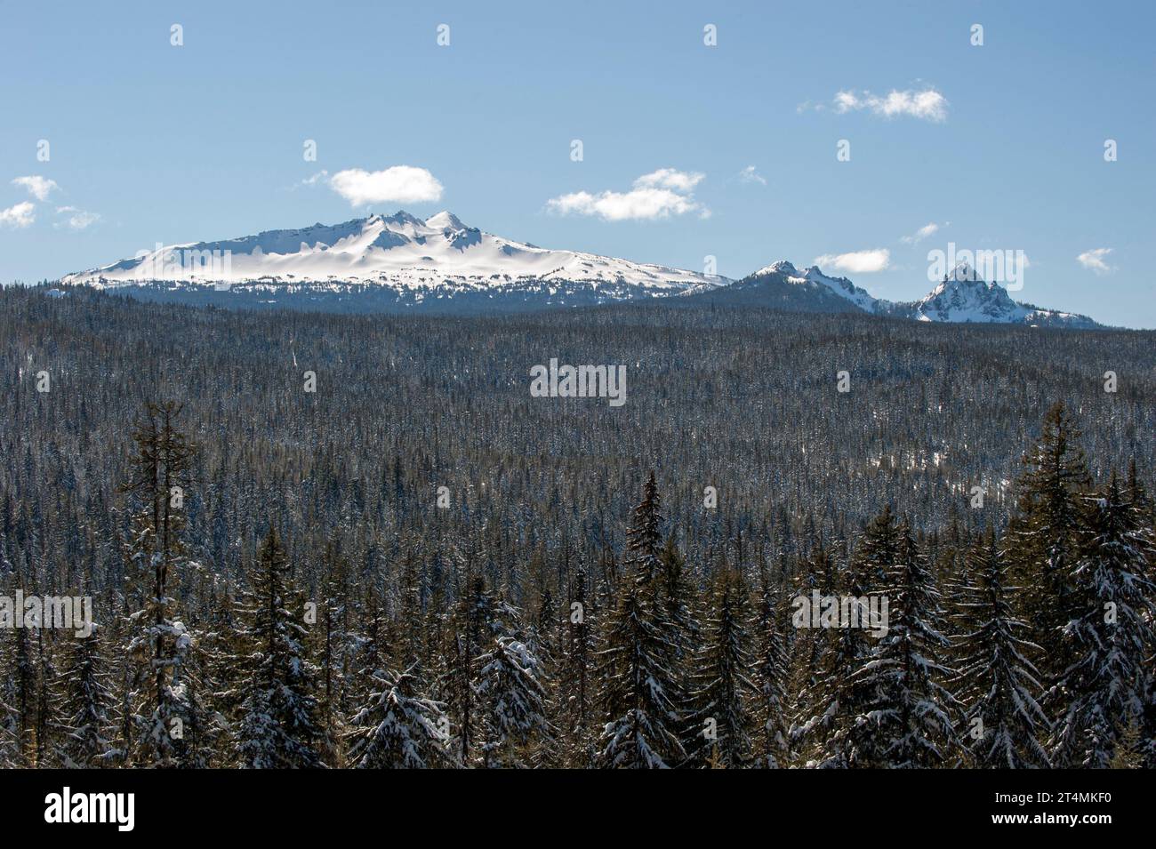 Diamond Peak (L.) und Mt. Yoran (R.), zwei der Vulkane Oregons, aus Sicht eines Aussichtspunkts auf dem Highway 58 im Winter. Stockfoto