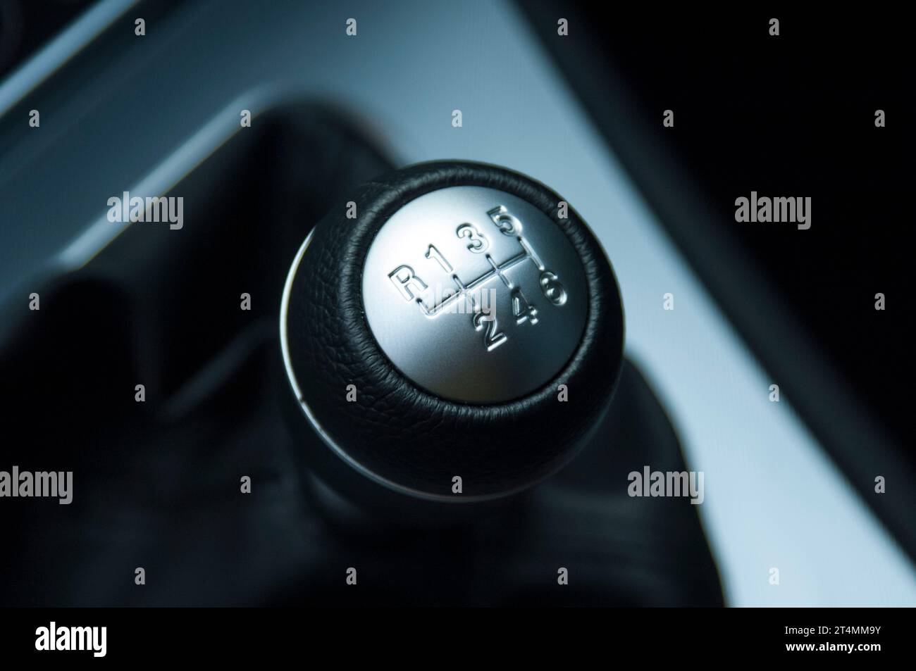 Manueller Sechsgang-Wählknopf bei einem Sportwagen Stockfoto