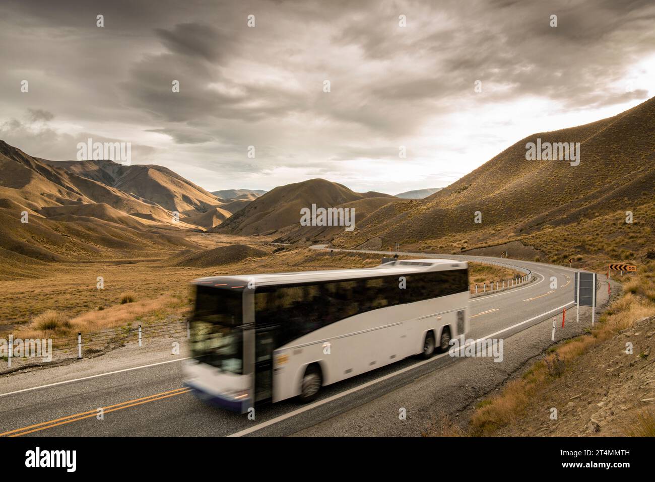 Reisebus oder Bus, Lindis Pass, Otago, Neuseeland Stockfoto