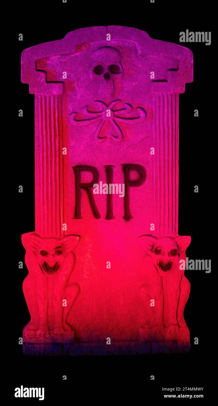 Halloween beleuchteter Grabstein mit Schädel, Skelett-Hunden und Rip Sign, Glowing in the Dark Stockfoto