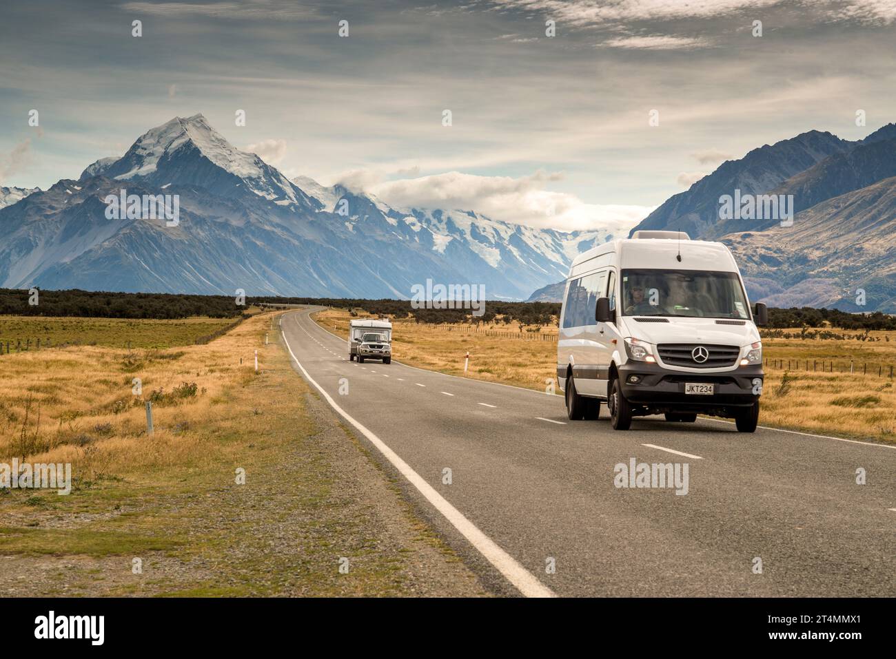 Wohnmobil auf der Lake Pukaki Road mit Mount Cook im Hintergrund, Neuseeland Stockfoto