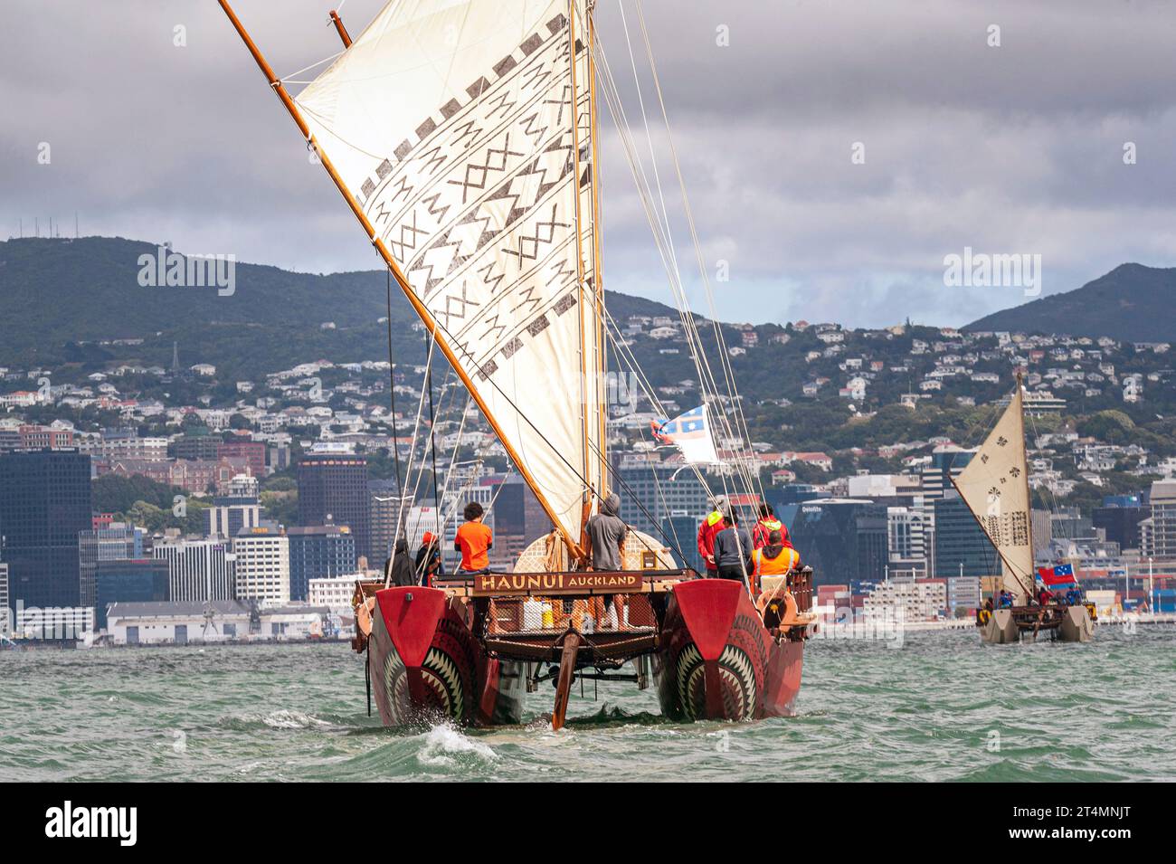 Traditionelle Maori-Doppelhüllen, Waka, oder Kanu, Haunui, Segeln im Wellington Harbour Stockfoto