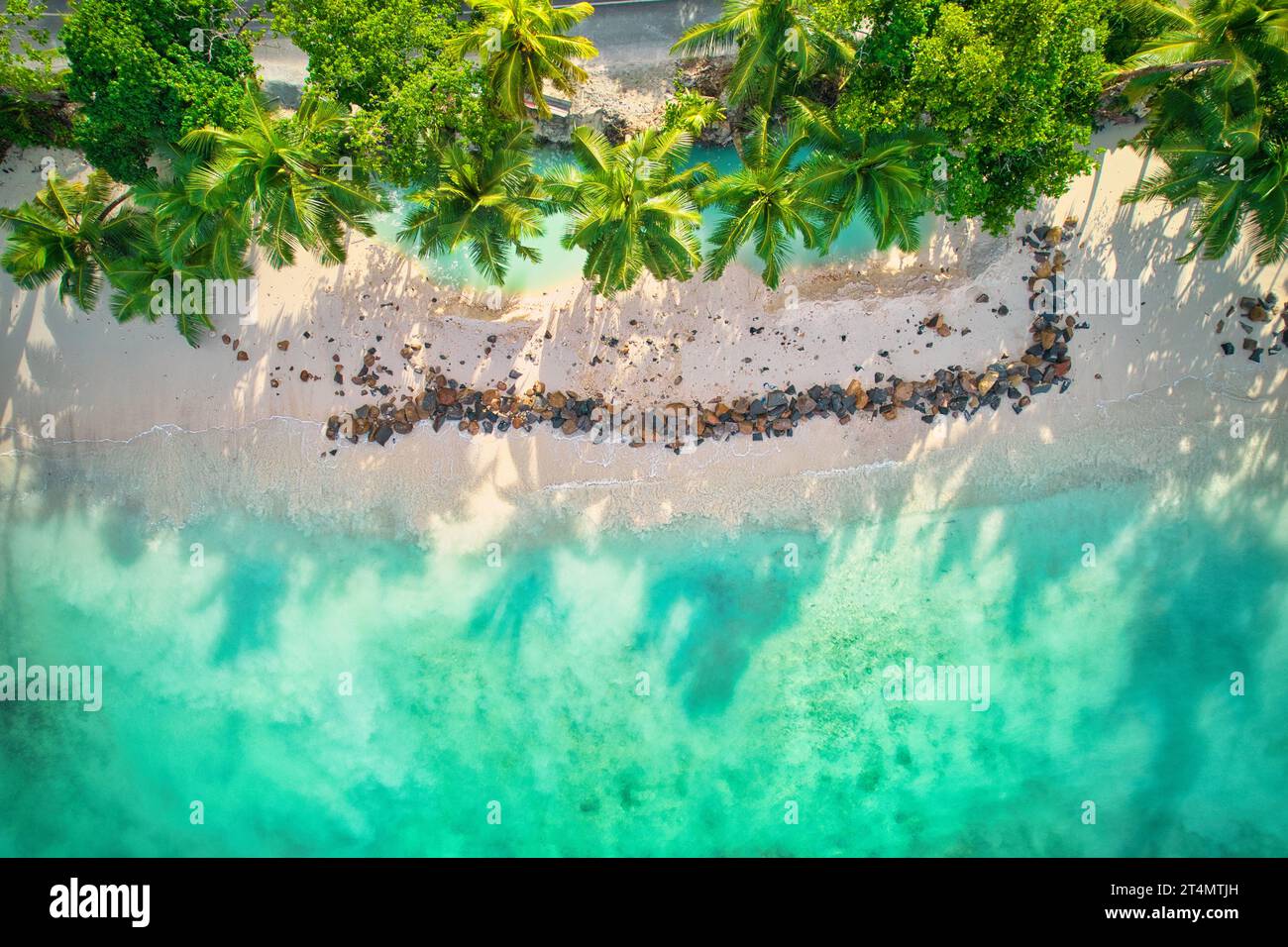 Drohne des baie lazare Strandes, Auswirkungen des Klimawandels, globale Erwärmung, Verlust der Küste, Bau einer Mauer zum Schutz des Landes, Mahe Seychellen Stockfoto