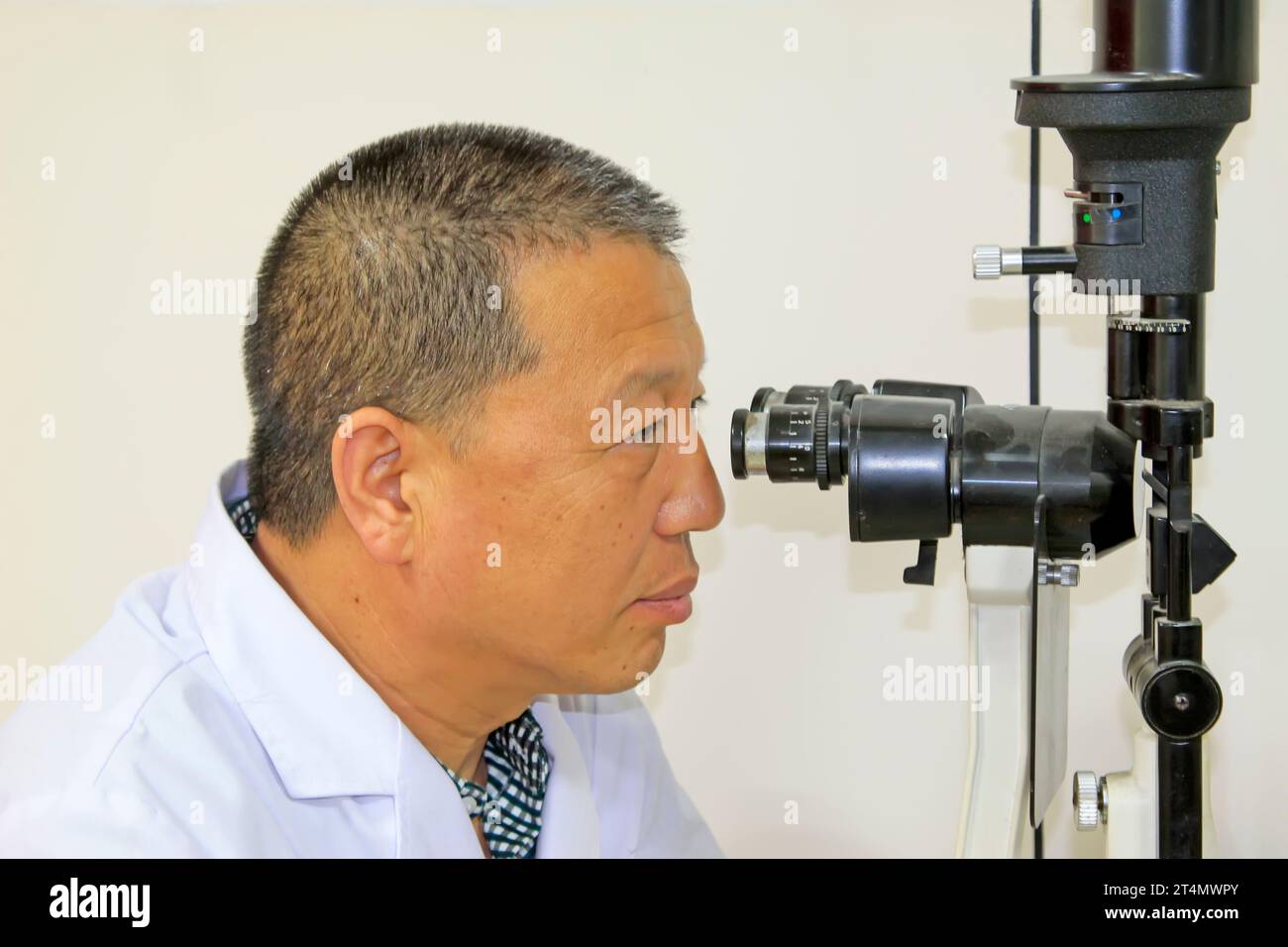 Luannan County - 18. Juni: A Doctor Examining the fundus of Patients, 18. Juni 2015, Luannan County, Provinz Hebei, China Stockfoto