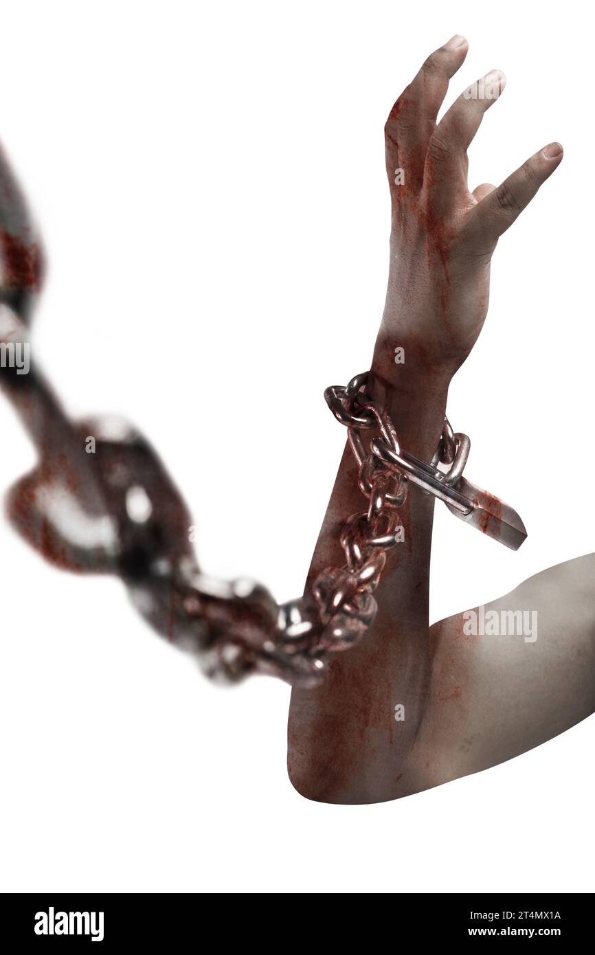 Die Hand eines gruseligen Zombies mit Blut und Wunden, die an der Eisenkette gebunden sind, ist auf einem weißen Hintergrund isoliert Stockfoto
