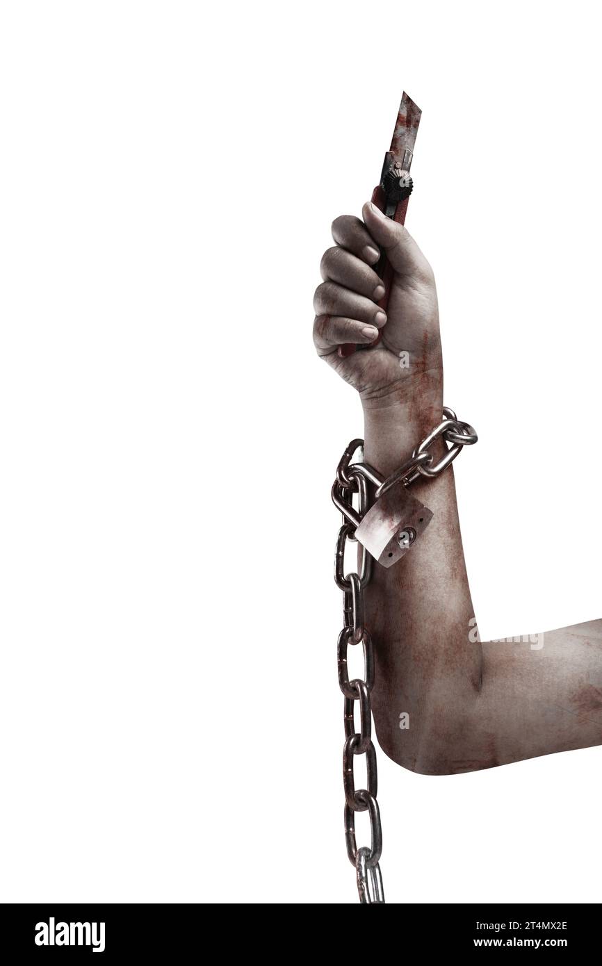 Die Hand eines gruseligen Zombies mit Blut und Wunden, der ein Messer hält, während er an die Eisenkette gebunden ist, ist auf einem weißen Hintergrund isoliert Stockfoto