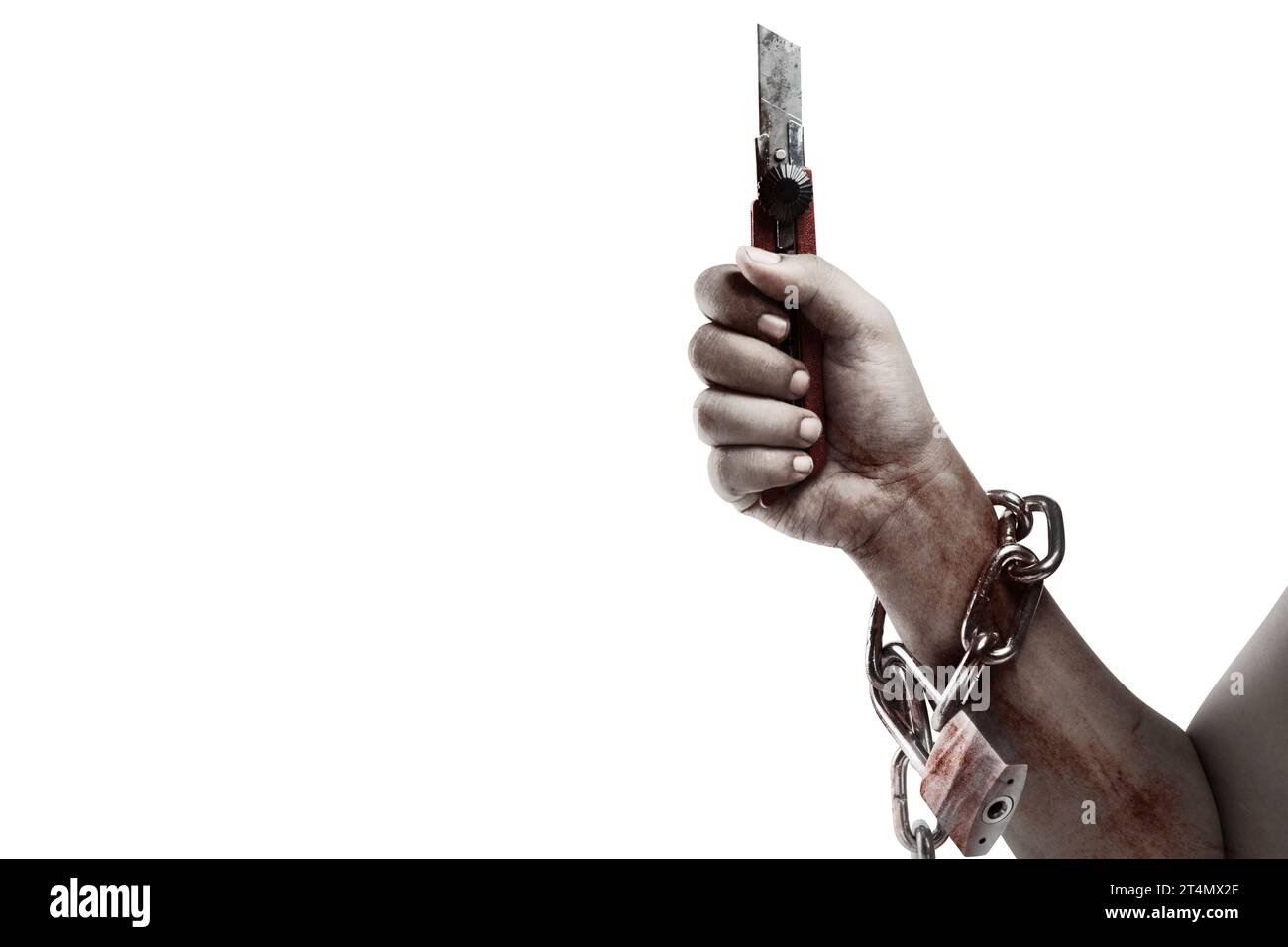 Die Hand eines gruseligen Zombies mit Blut und Wunden, der ein Messer hält, während er an die Eisenkette gebunden ist, ist auf einem weißen Hintergrund isoliert Stockfoto