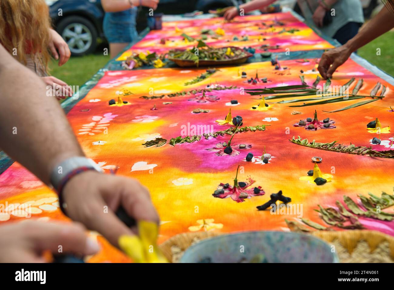 Hände entfernen Blätter und Blumen, nachdem die Stofffarbe getrocknet war, Mahe Seychelles 5 Stockfoto