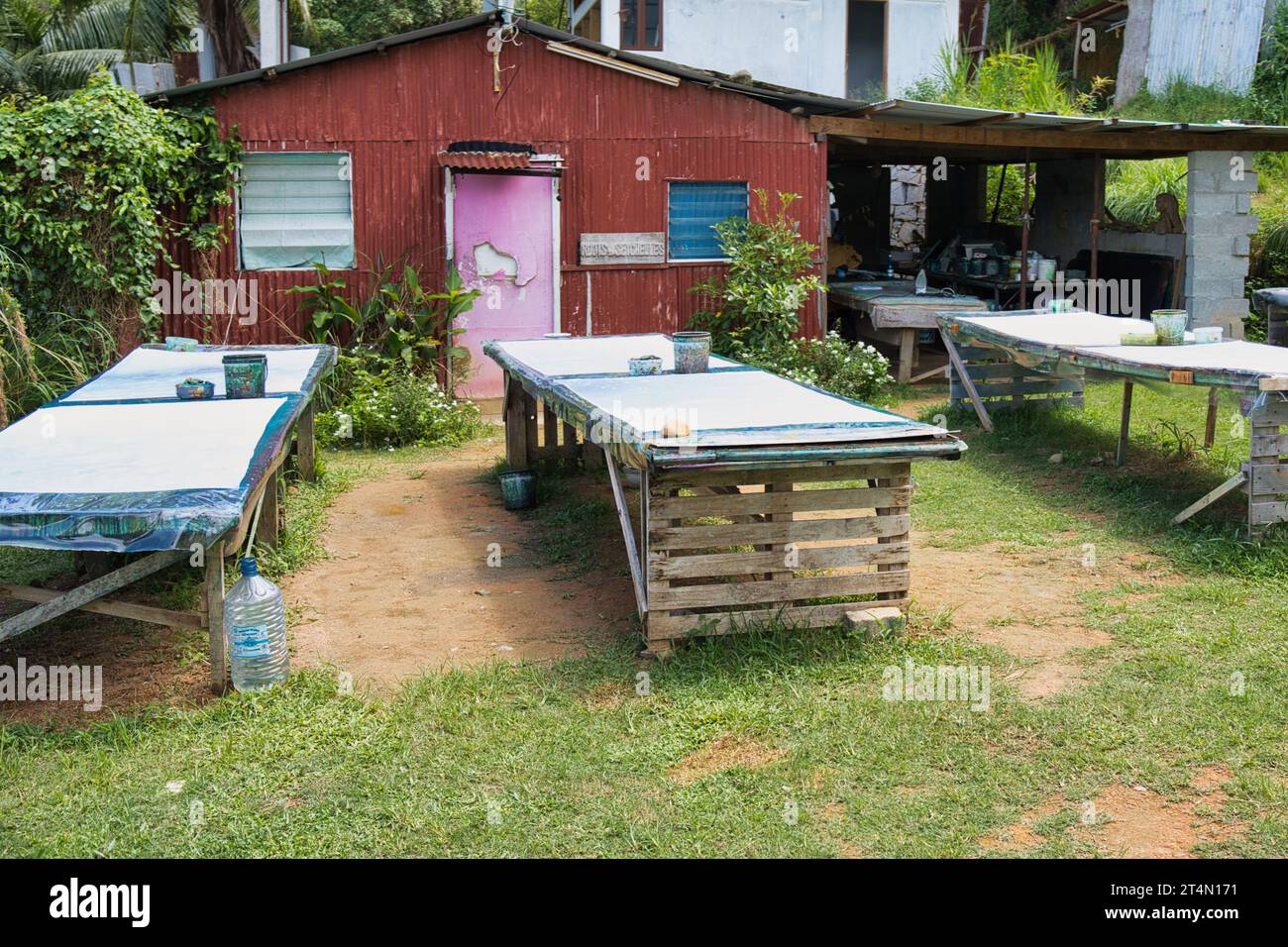 Roots Seychelles sonnen Drucktisch in ihrer Werkstatt, Mahe Seychelles Stockfoto